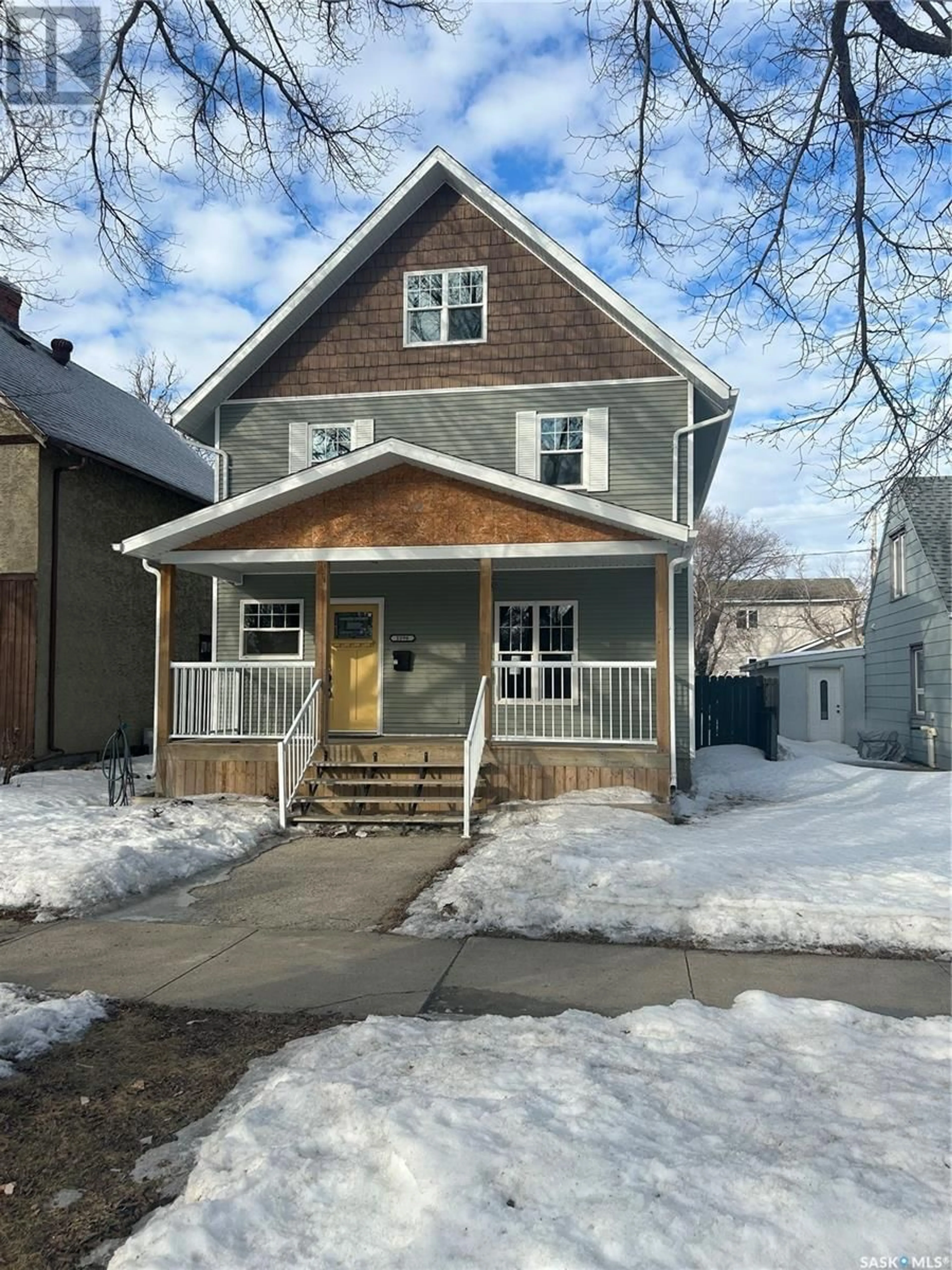 Home with vinyl exterior material, street for 1096 Algoma AVENUE, Moose Jaw Saskatchewan S6H3Z5