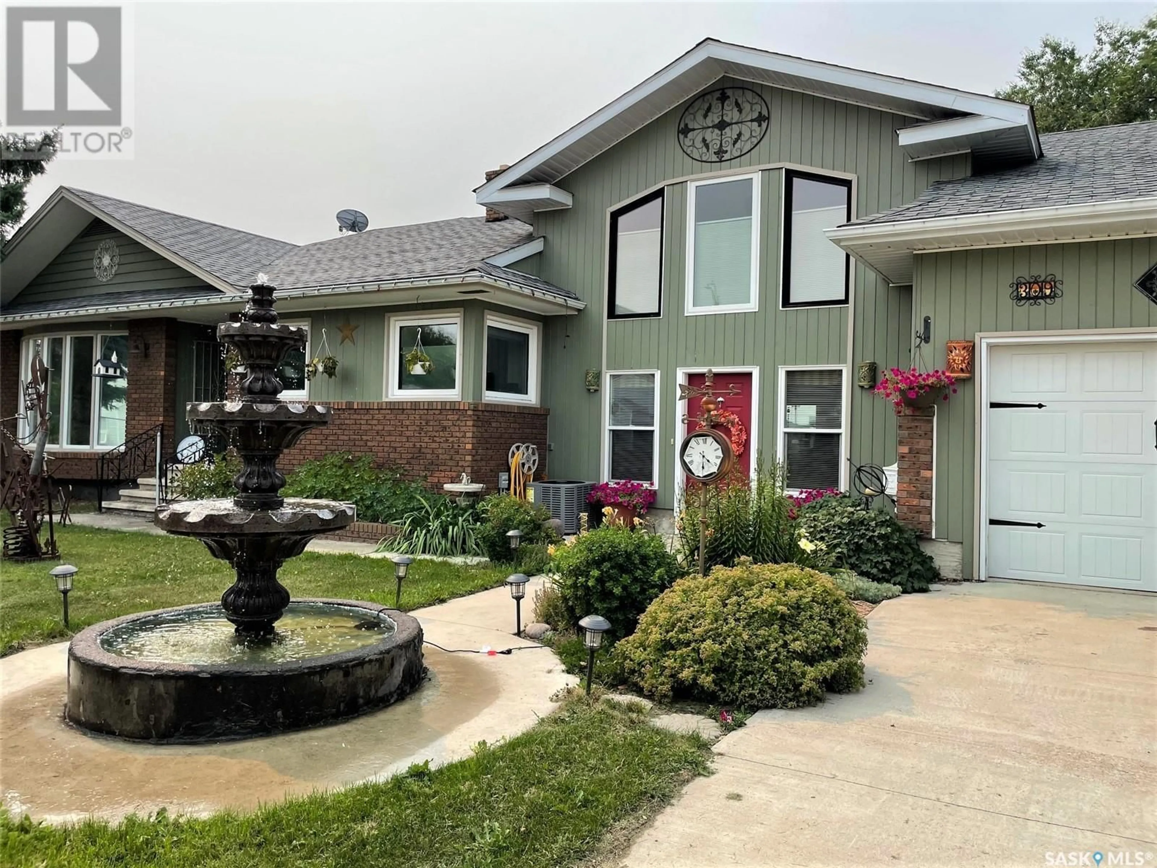 Home with vinyl exterior material, street for 309 PRINCE STREET, Hudson Bay Saskatchewan S0E0Y0