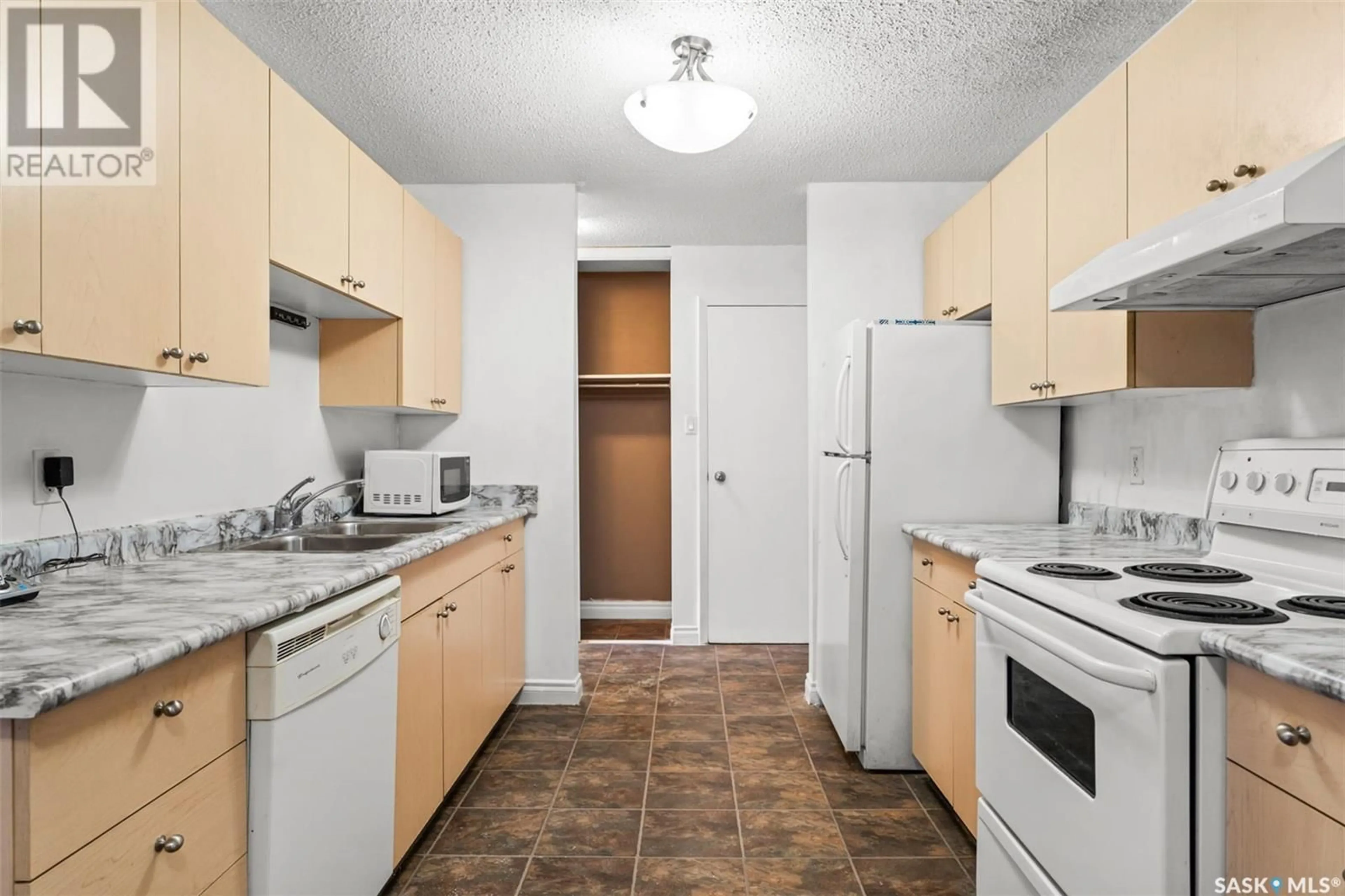 Standard kitchen, unknown for 11 3809 Luther PLACE, Saskatoon Saskatchewan S7H4B1