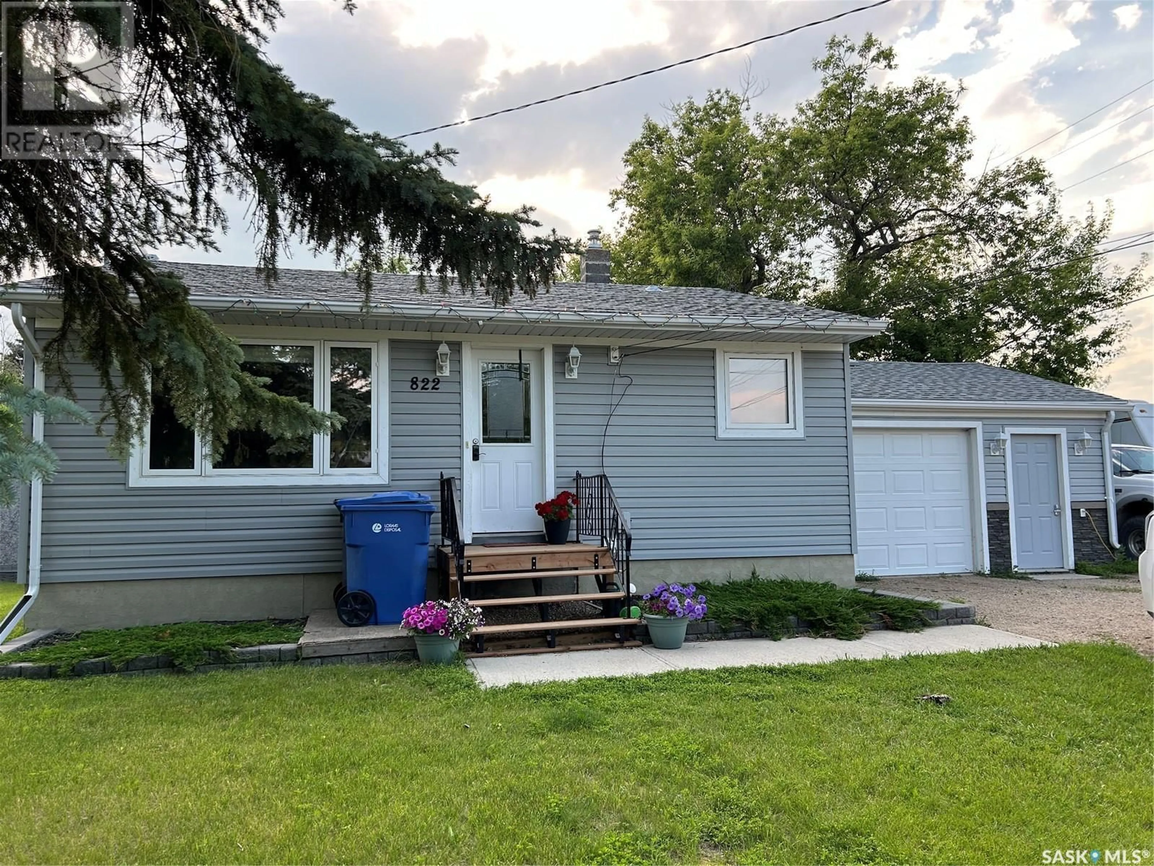 Home with vinyl exterior material, street for 822 Main STREET, Oxbow Saskatchewan S0C2B0