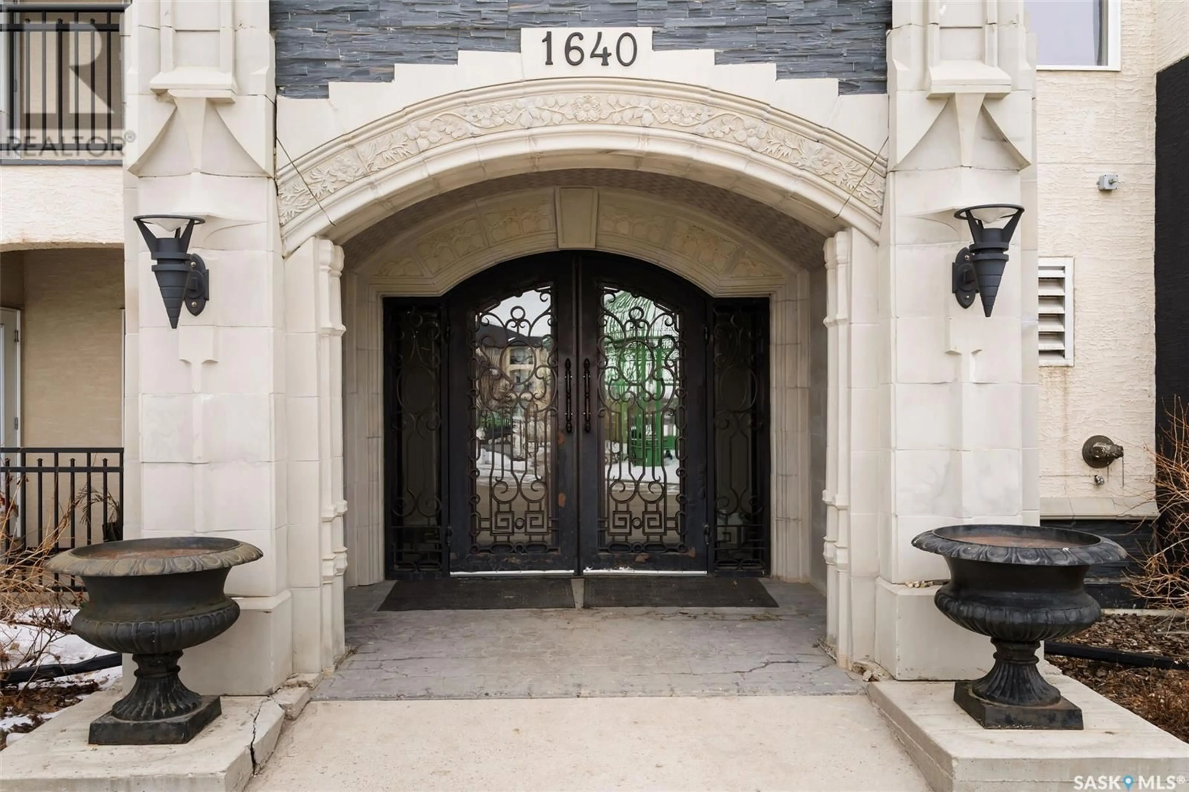 Indoor entryway for 212 1640 Dakota DRIVE, Regina Saskatchewan S4Z0A4