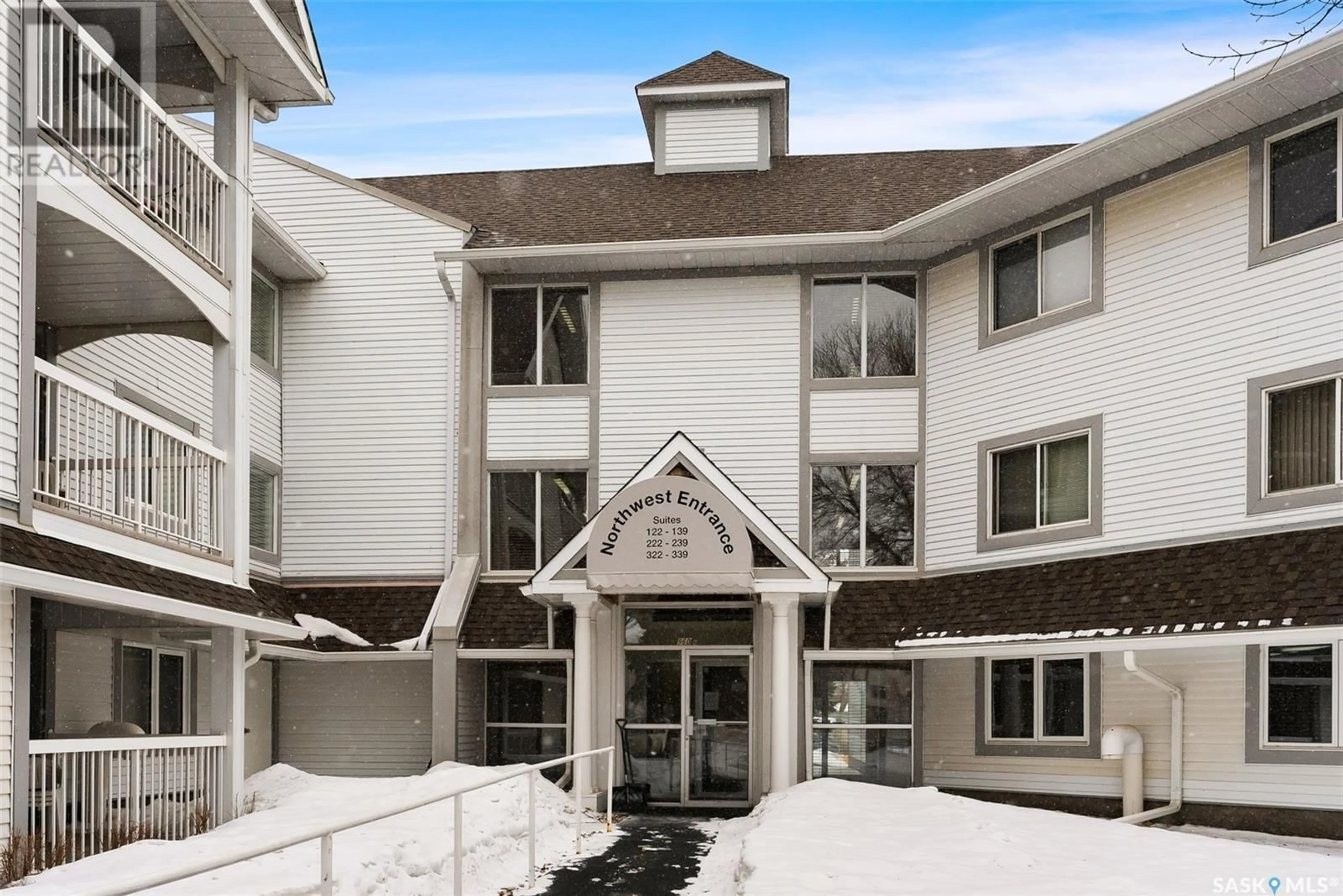 Indoor foyer for 133 960 ASSINIBOINE AVENUE E, Regina Saskatchewan S4V2P8