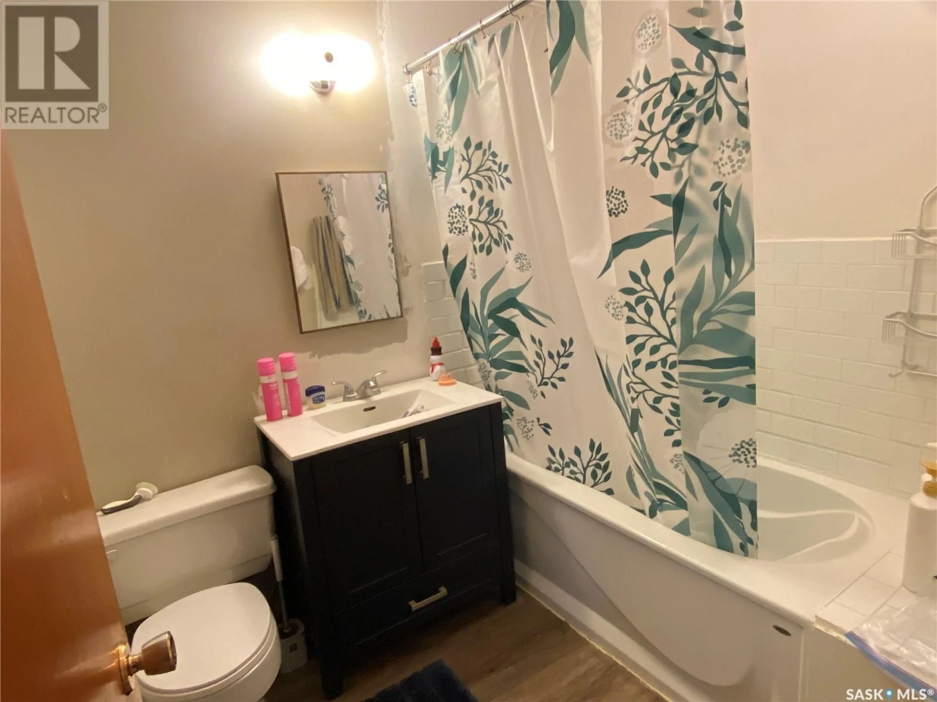 Standard bathroom, unknown for 1016 CARLTON DRIVE, Esterhazy Saskatchewan S0A0X0