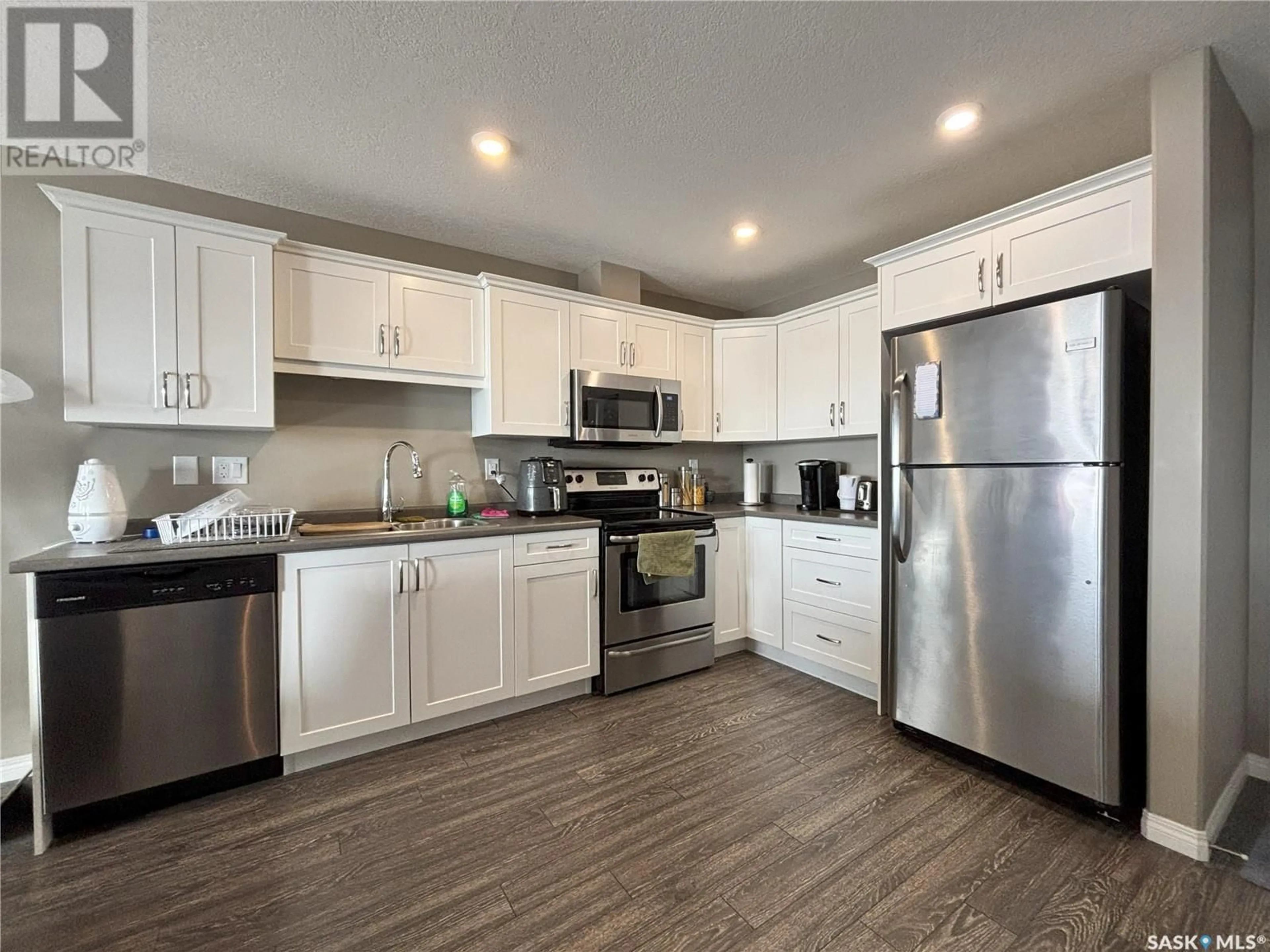 Open concept kitchen, unknown for 119 915 Kristjanson ROAD, Saskatoon Saskatchewan S7S0B1