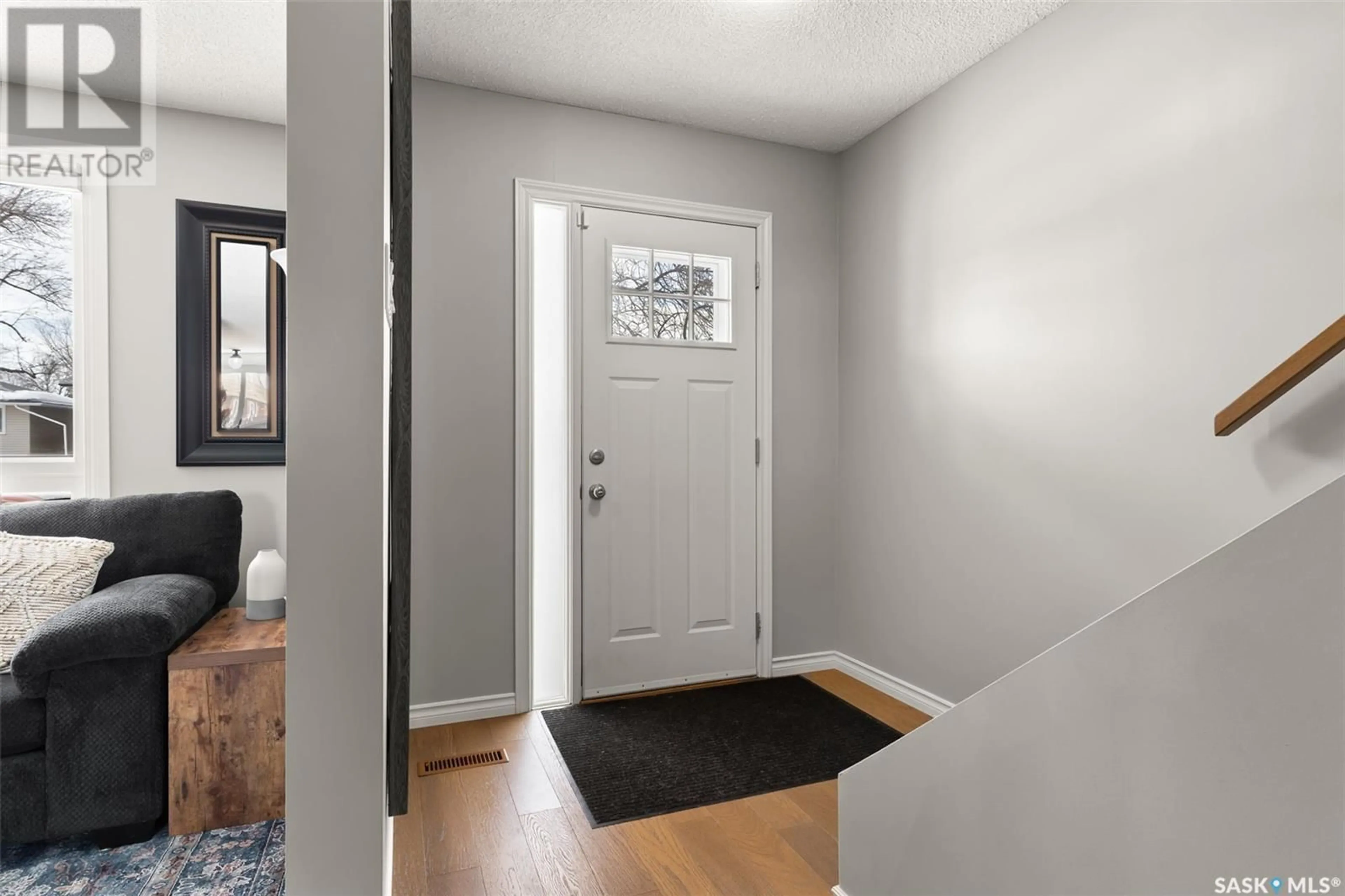 Indoor entryway for 28 Willowview STREET, Regina Saskatchewan S4R0E5