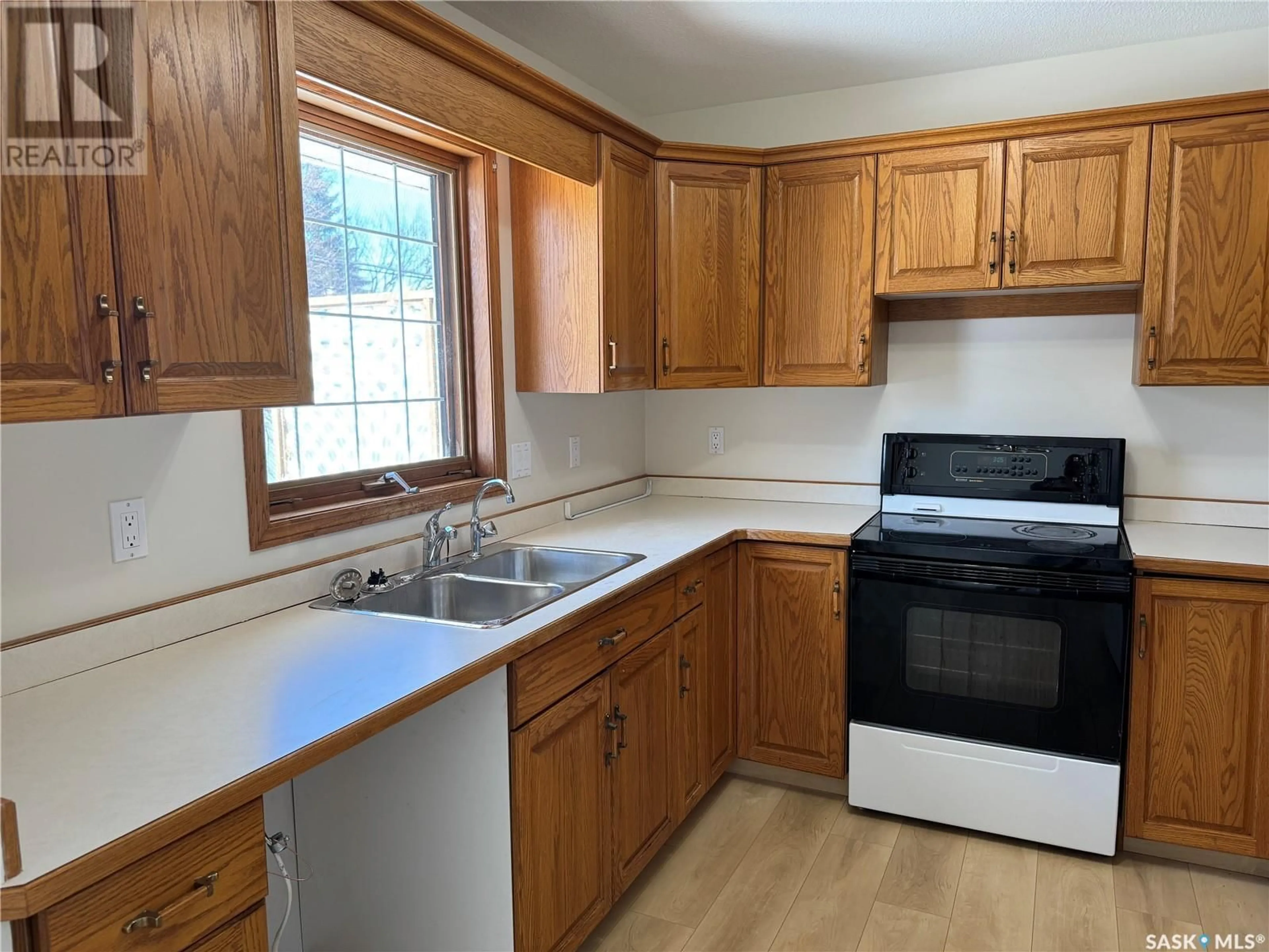 Standard kitchen, unknown for 1118 SELO PLACE, Regina Saskatchewan S4S3W9