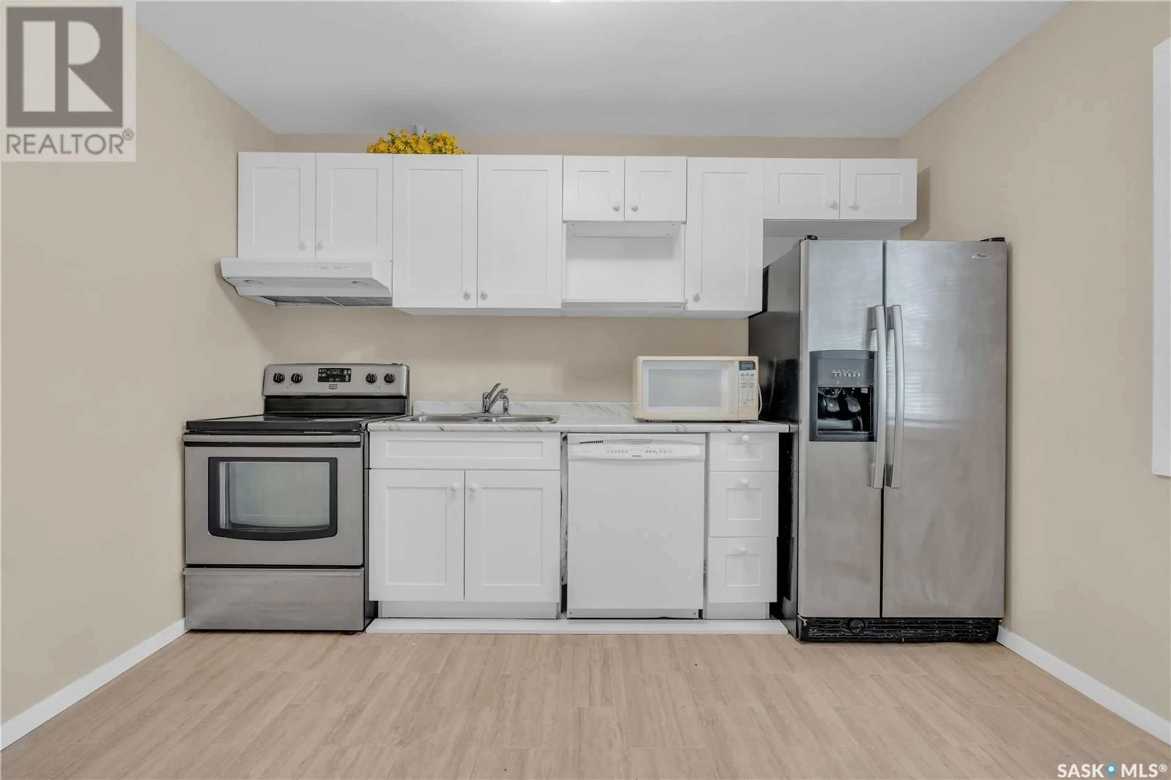 Standard kitchen, unknown for 760 Rae STREET, Regina Saskatchewan S4T2A9