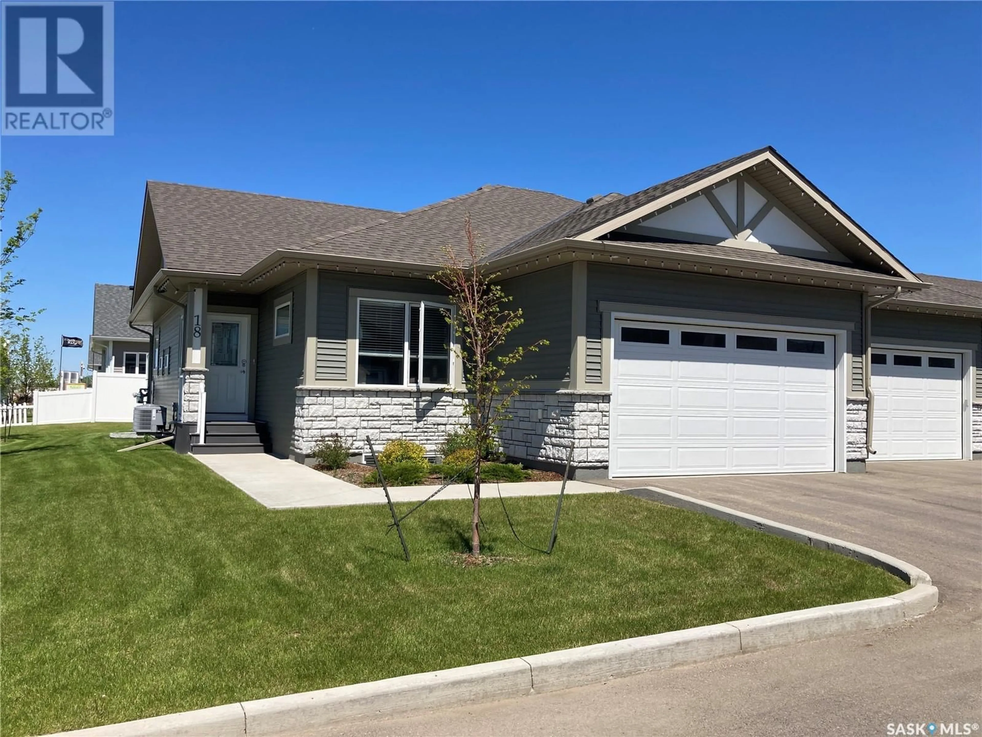 Home with vinyl exterior material, street for 18 435 Palmer CRESCENT, Warman Saskatchewan S0K4S1