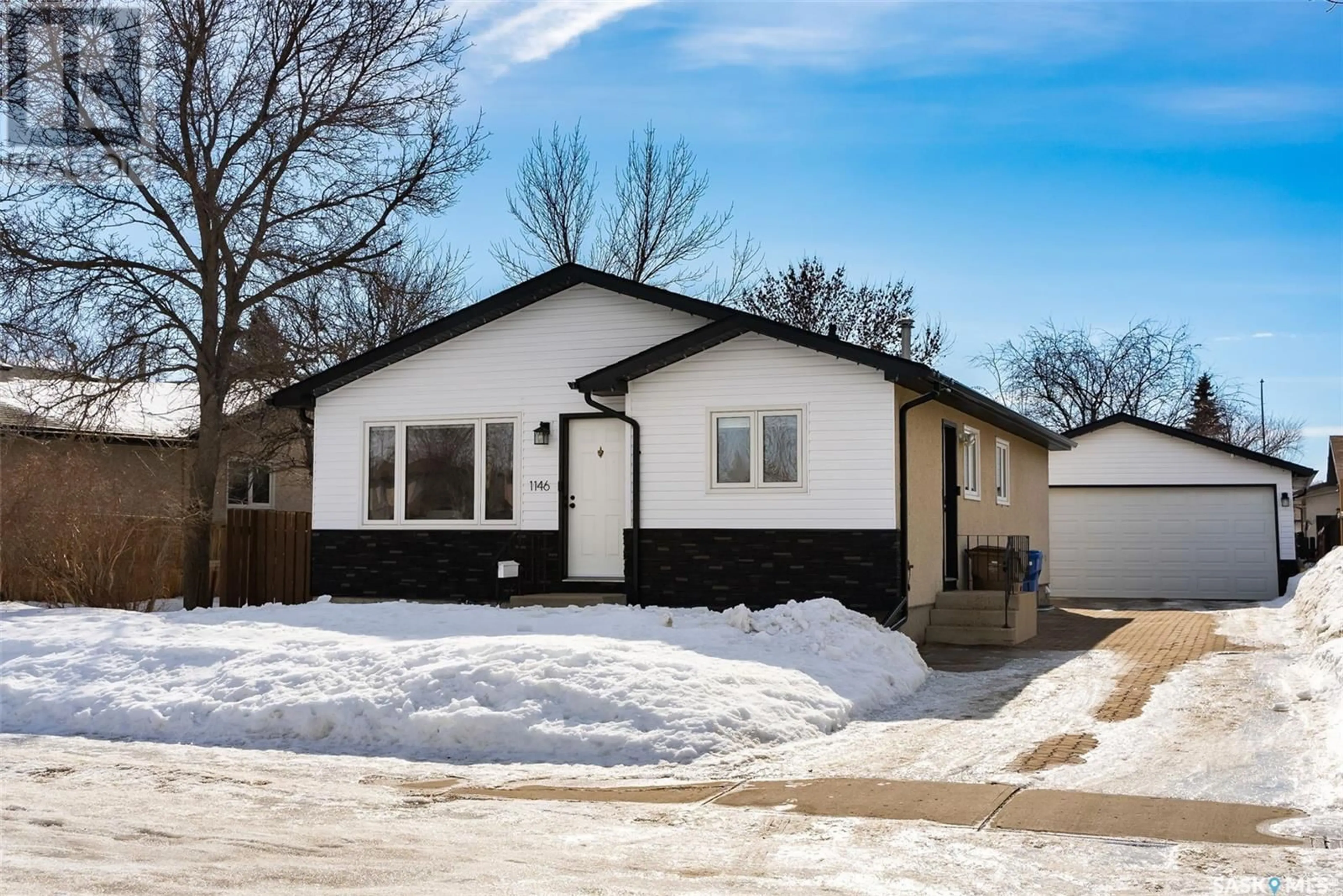 Home with vinyl exterior material, street for 1146 Bayda CRESCENT, Regina Saskatchewan S4N6Y8