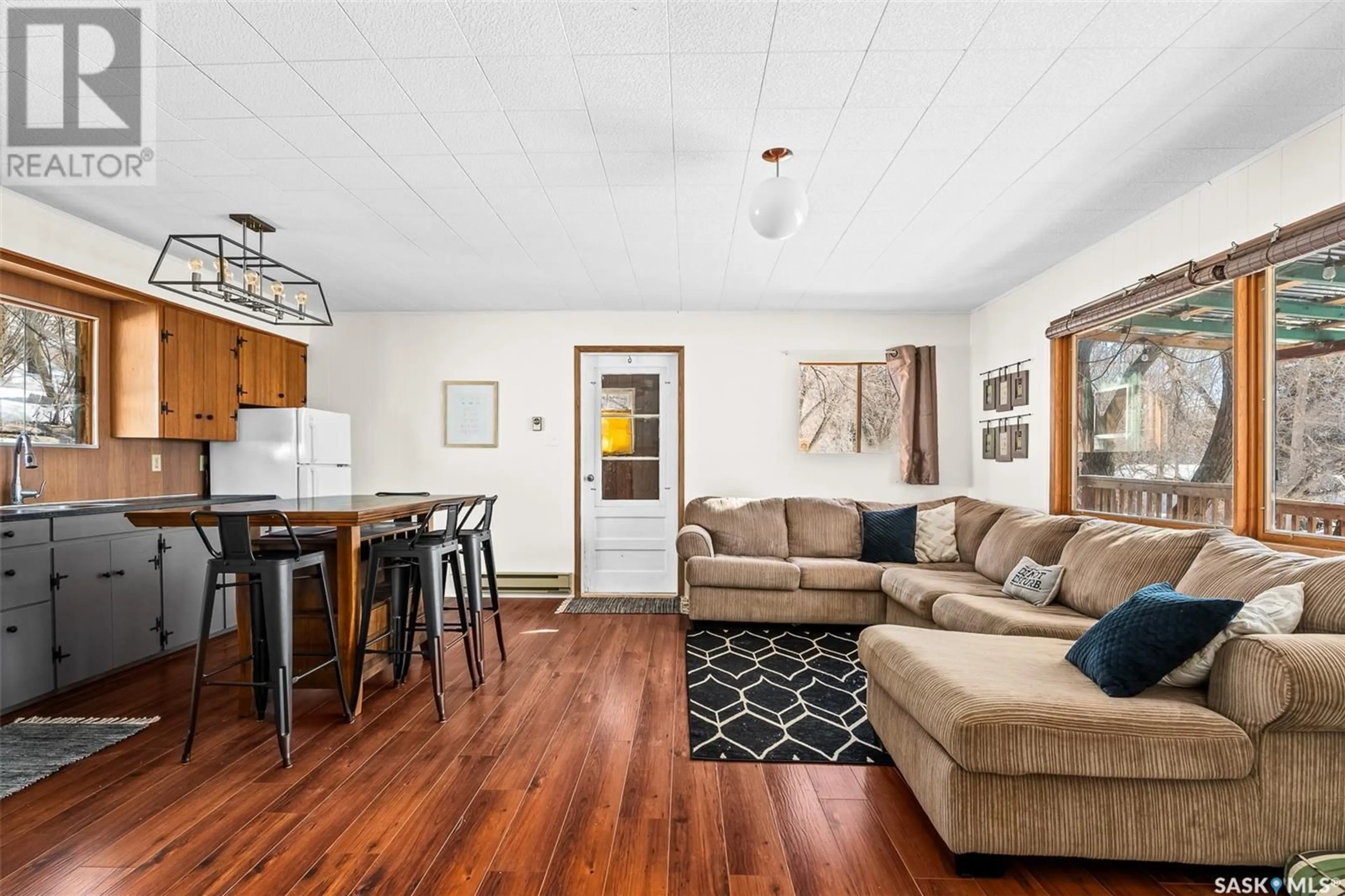 Living room with furniture, wood/laminate floor for 35-37 ALICE CRESCENT, Marquis Rm No. 191 Saskatchewan S0H4C0