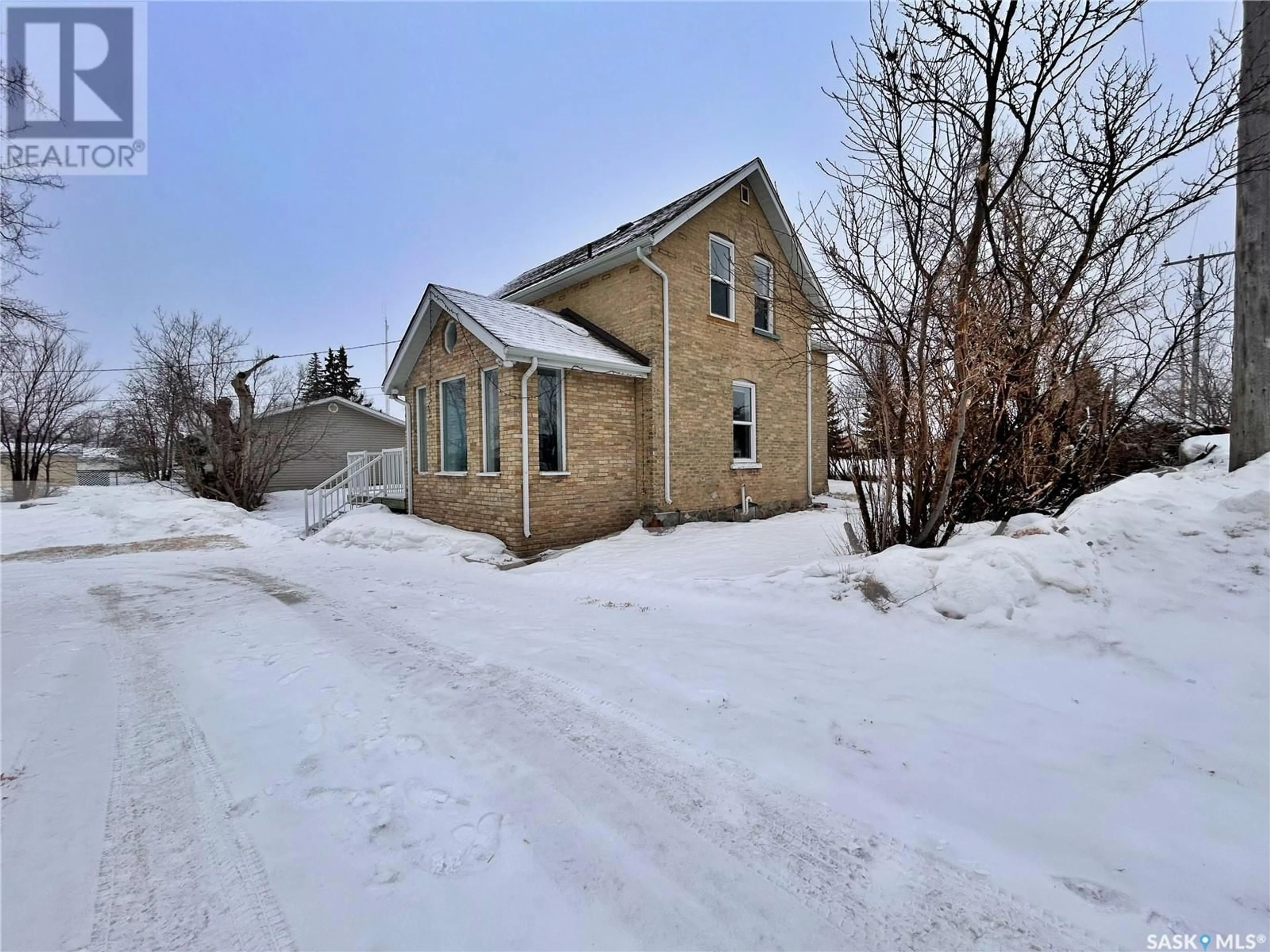 A pic from outside/outdoor area/front of a property/back of a property/a pic from drone, building for 902 NORTH FRONT STREET, Moosomin Saskatchewan S0G3N0