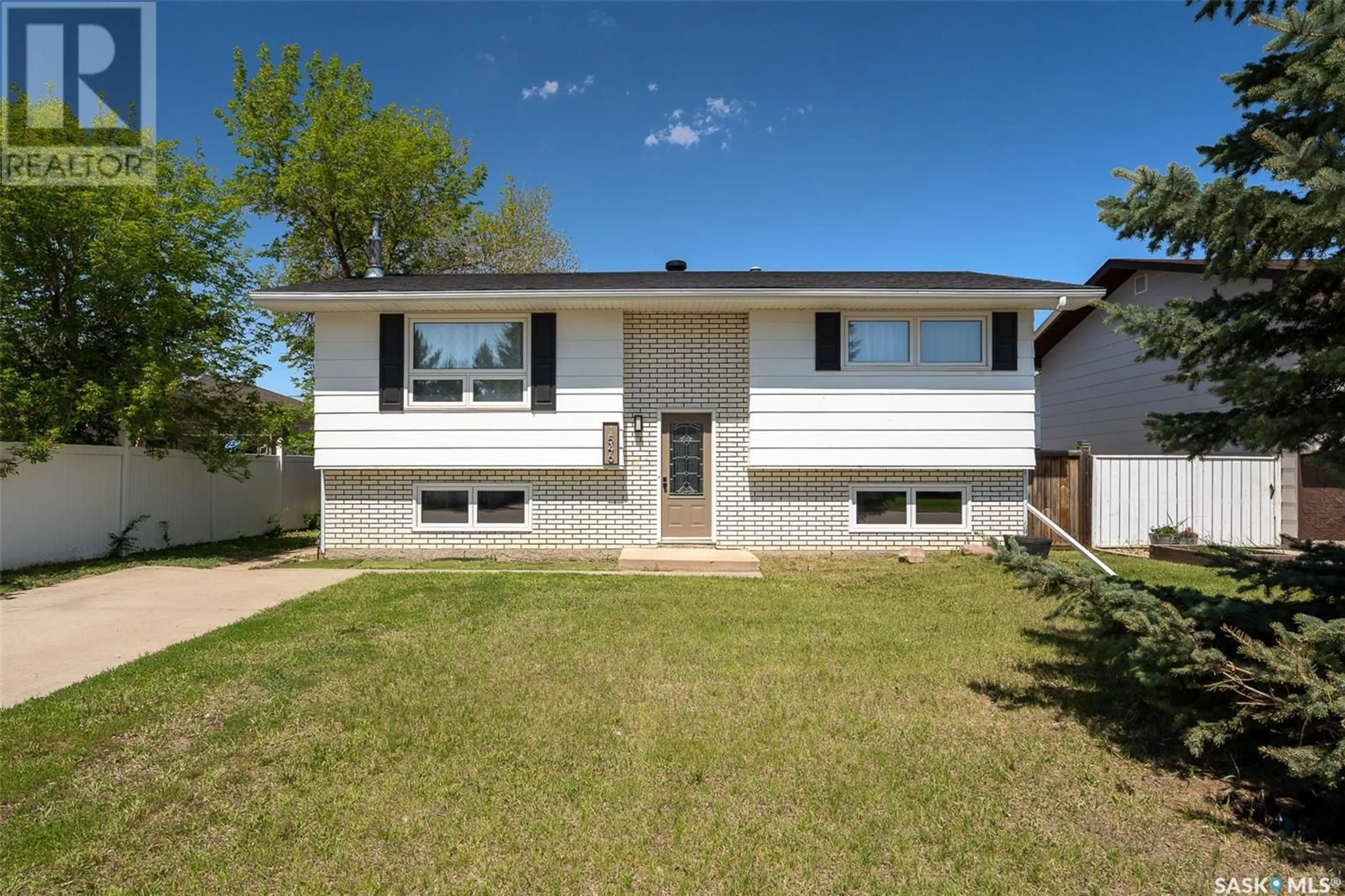 Home with vinyl exterior material, street for 1546 WARNER STREET, Moose Jaw Saskatchewan S6H5G3