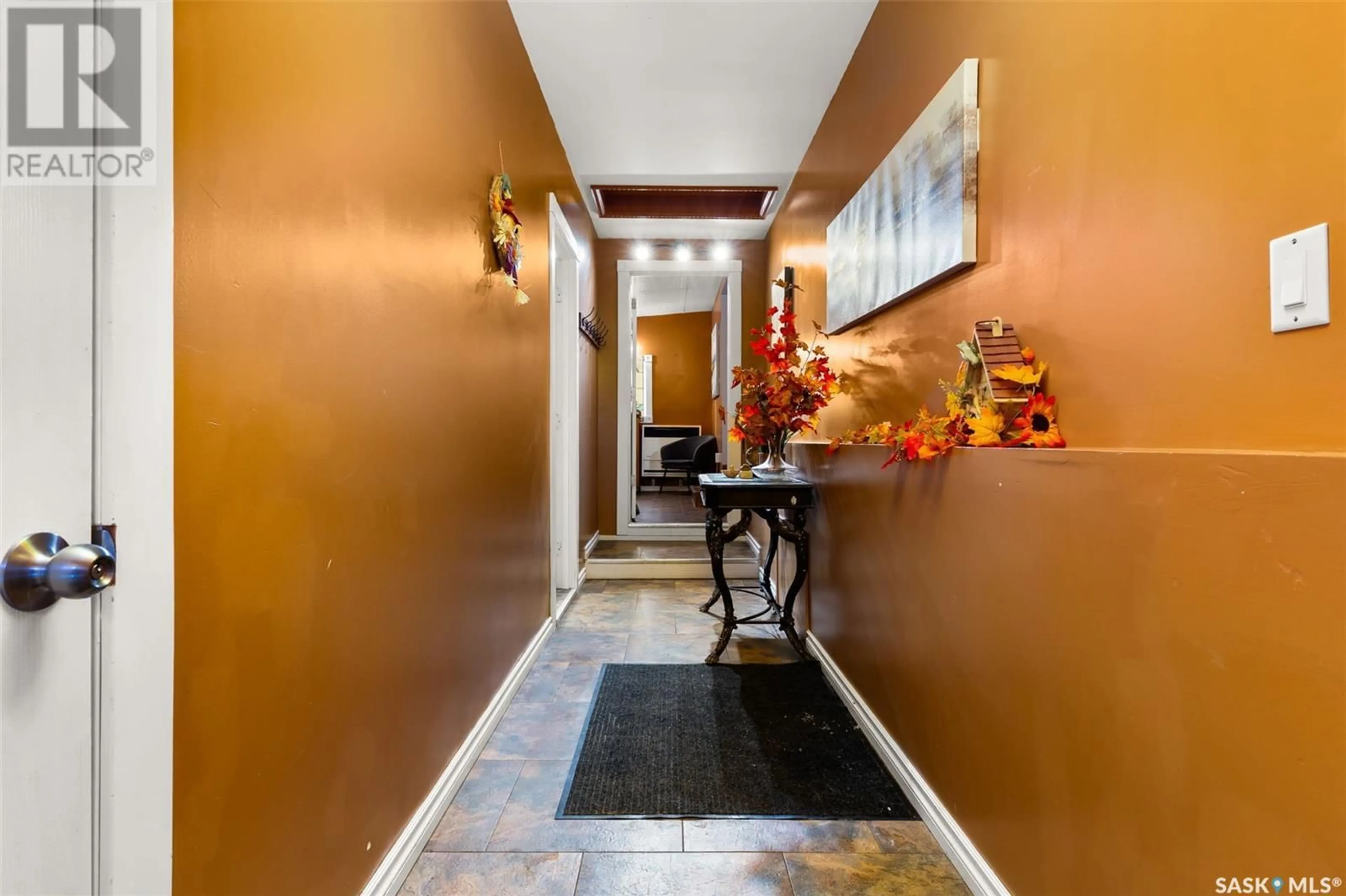 Indoor foyer for 11 GARUIK CRESCENT, Regina Saskatchewan S4R7E5