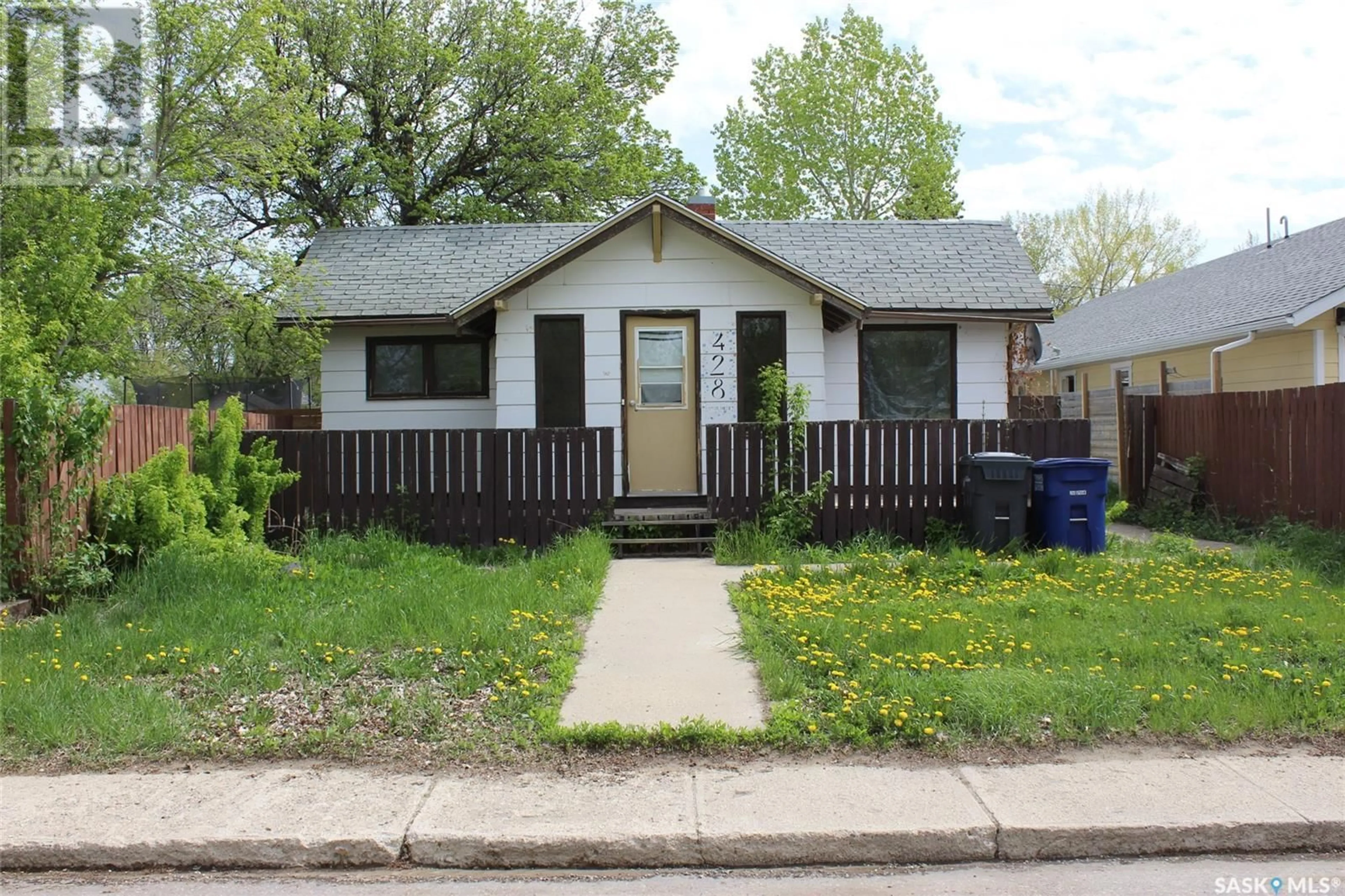 Home with vinyl exterior material, street for 428 3rd STREET W, Shaunavon Saskatchewan S0N2M0