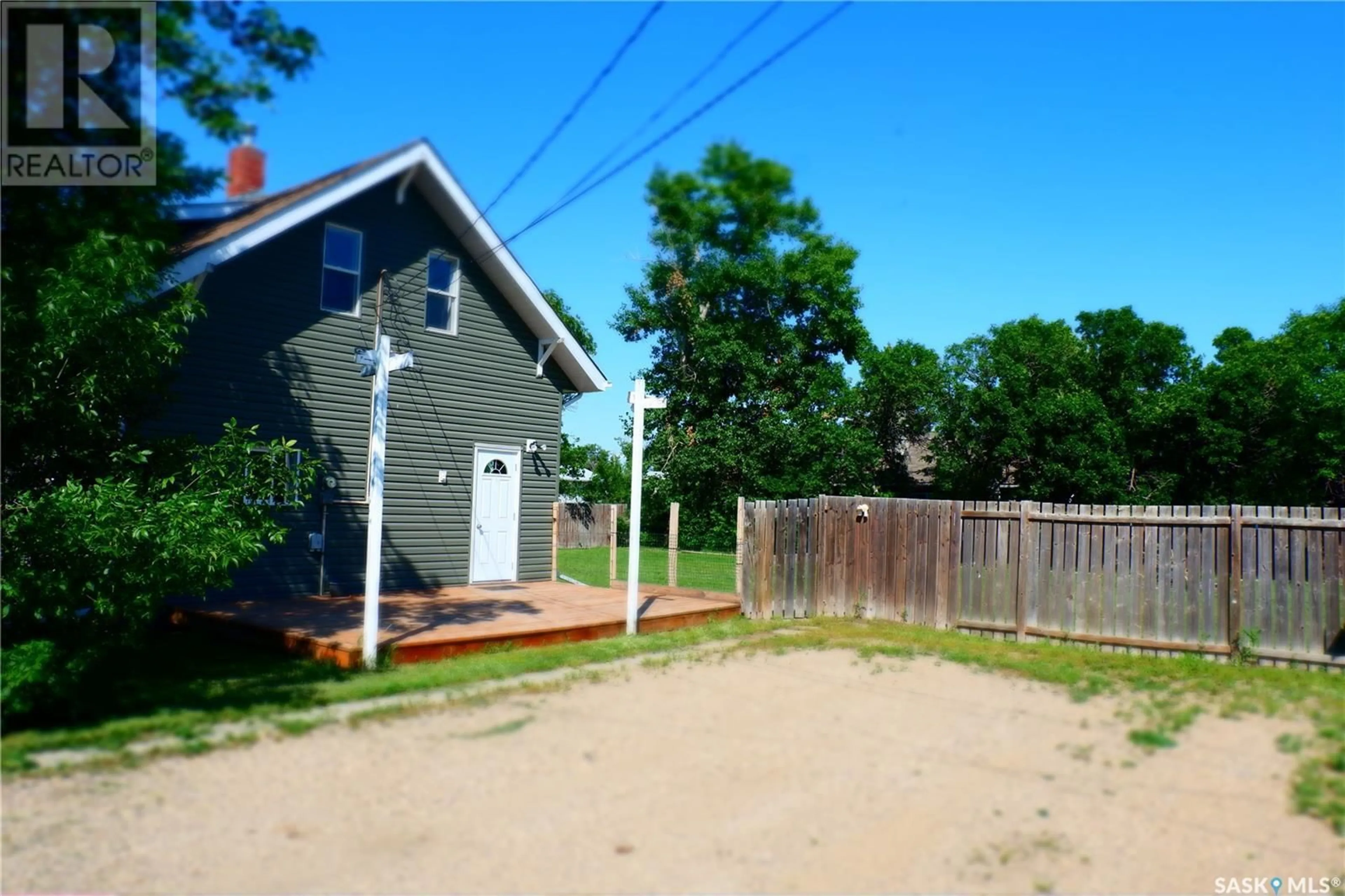 A pic from outside/outdoor area/front of a property/back of a property/a pic from drone, street for 331 3rd AVENUE W, Assiniboia Saskatchewan S0H0B0