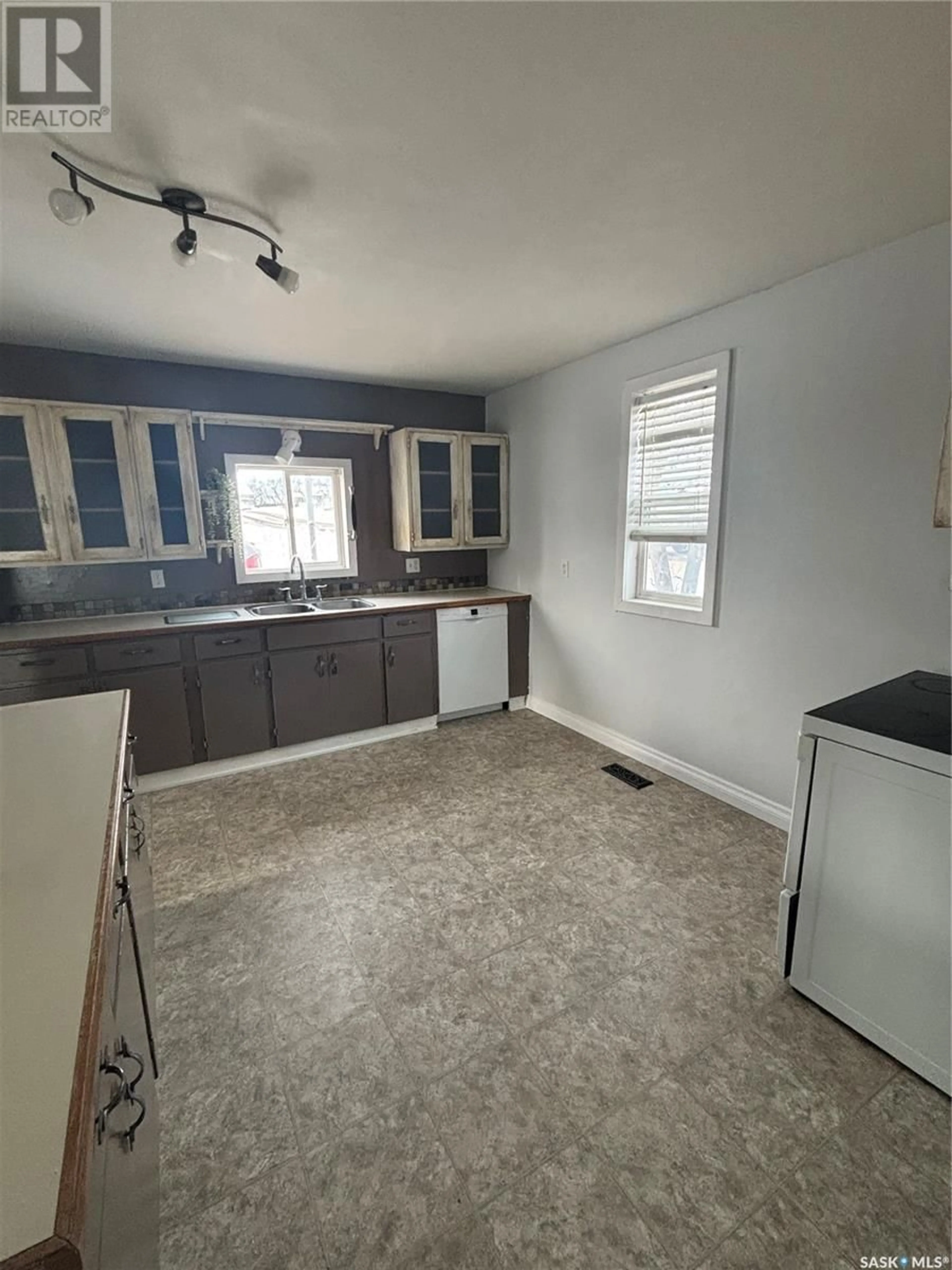 Standard kitchen, unknown for 331 3rd AVENUE W, Assiniboia Saskatchewan S0H0B0