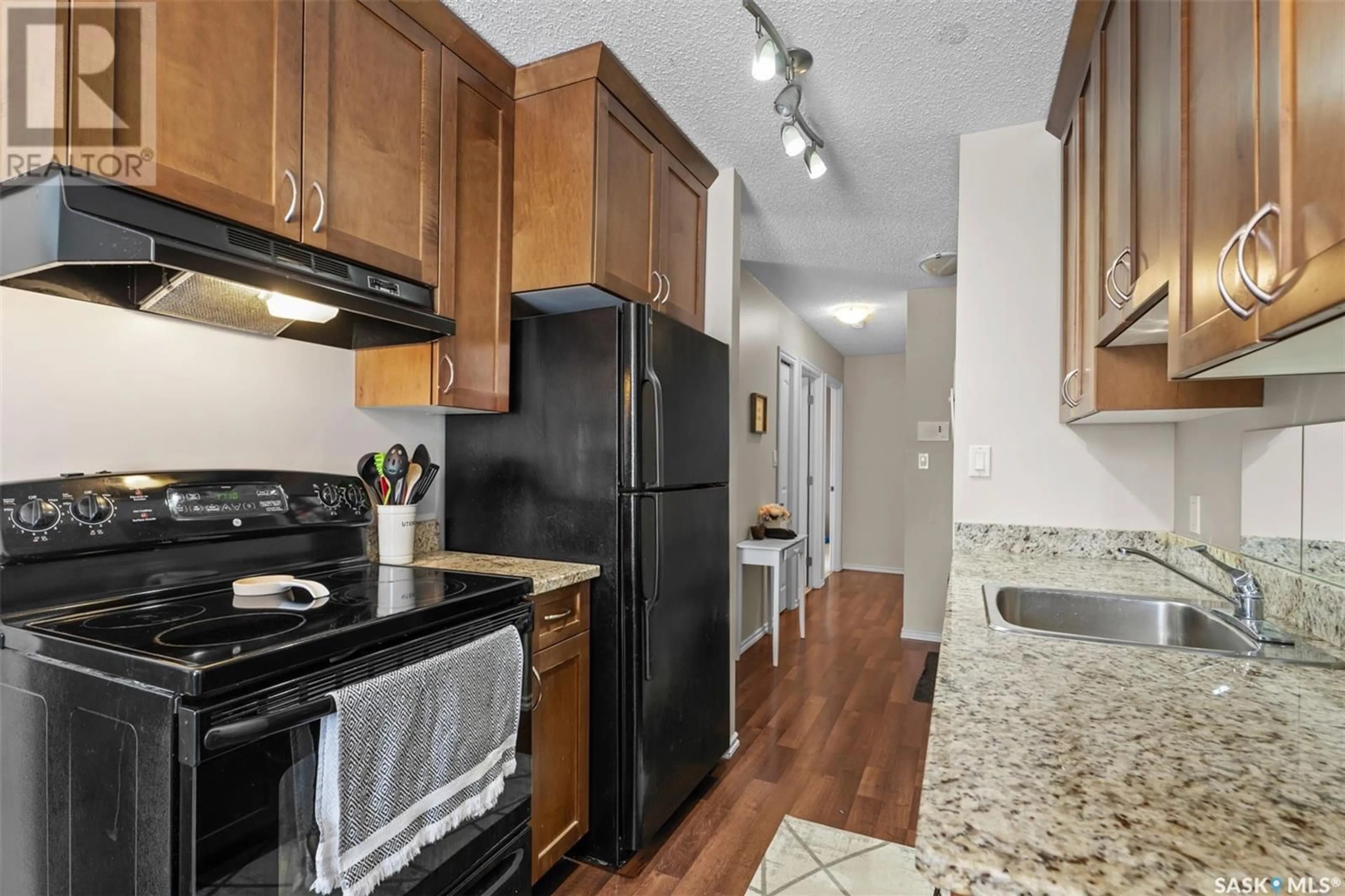 Standard kitchen, unknown for 306 254 Pinehouse PLACE, Saskatoon Saskatchewan S7K4X1