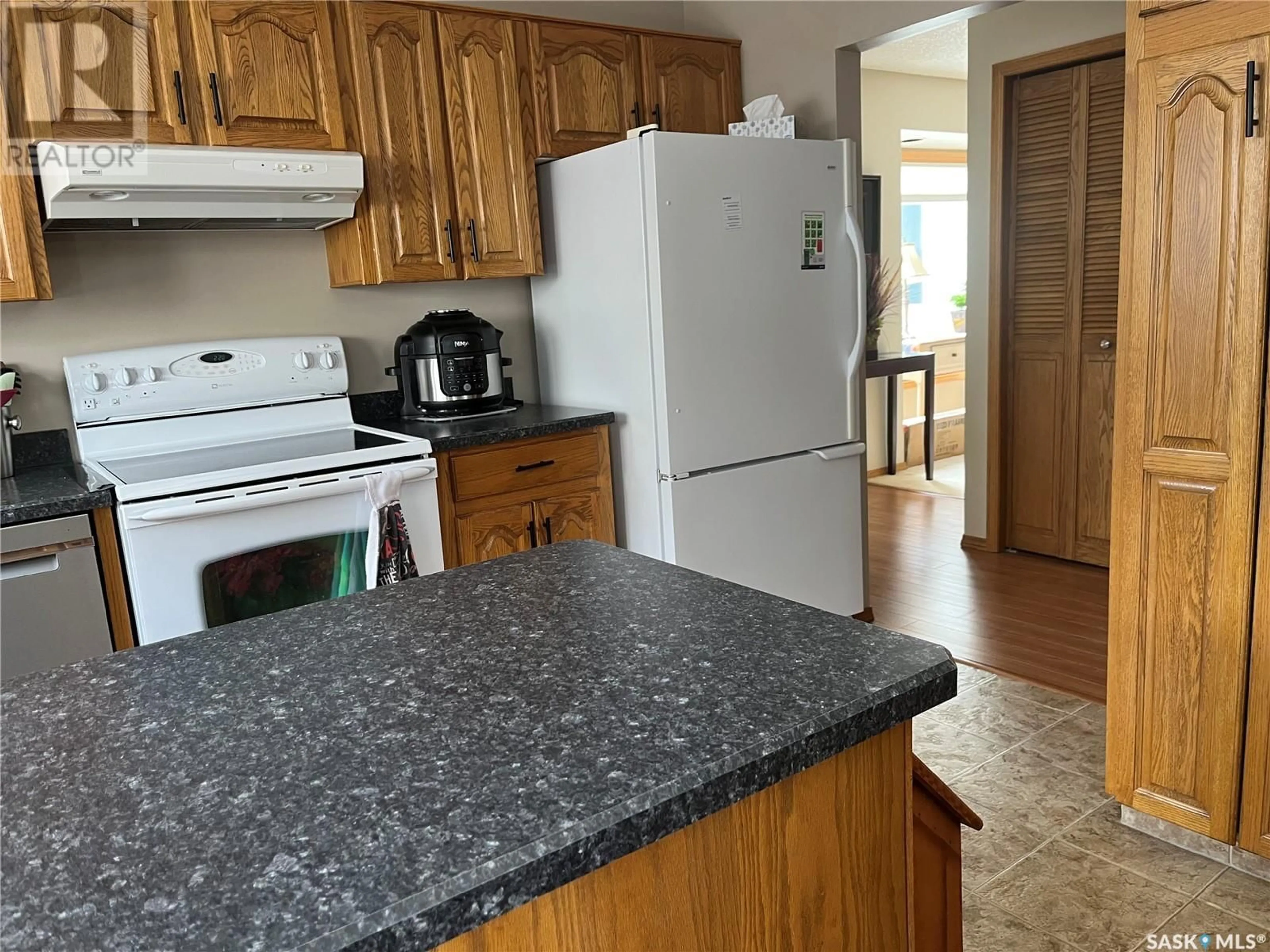 Standard kitchen, unknown for 3918 CHELSEY DRIVE, Regina Saskatchewan S4S7E3