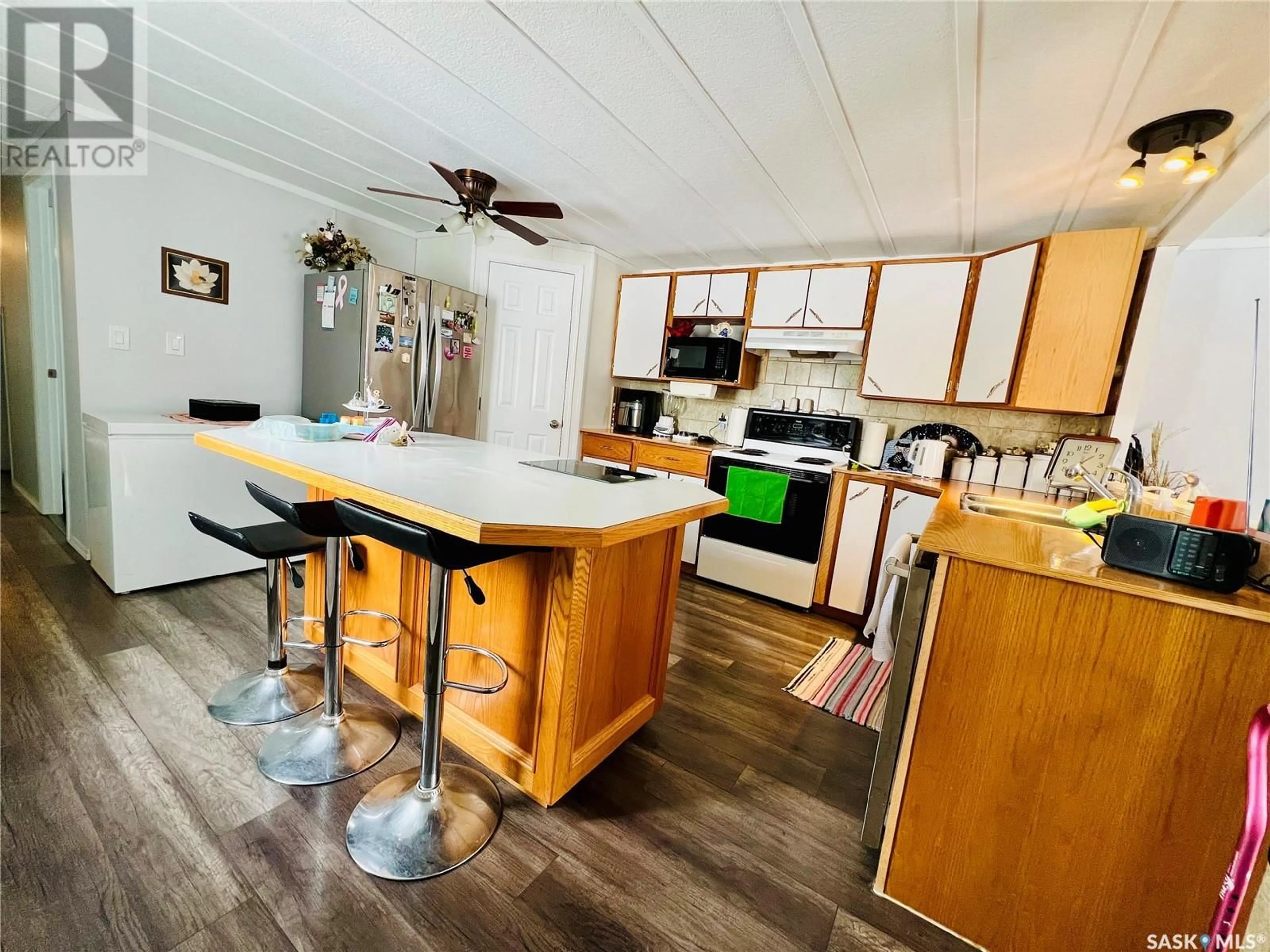 Open concept kitchen, wood/laminate floor for 11 PRAIRIE SUN COURT, Swift Current Saskatchewan S9H3X6