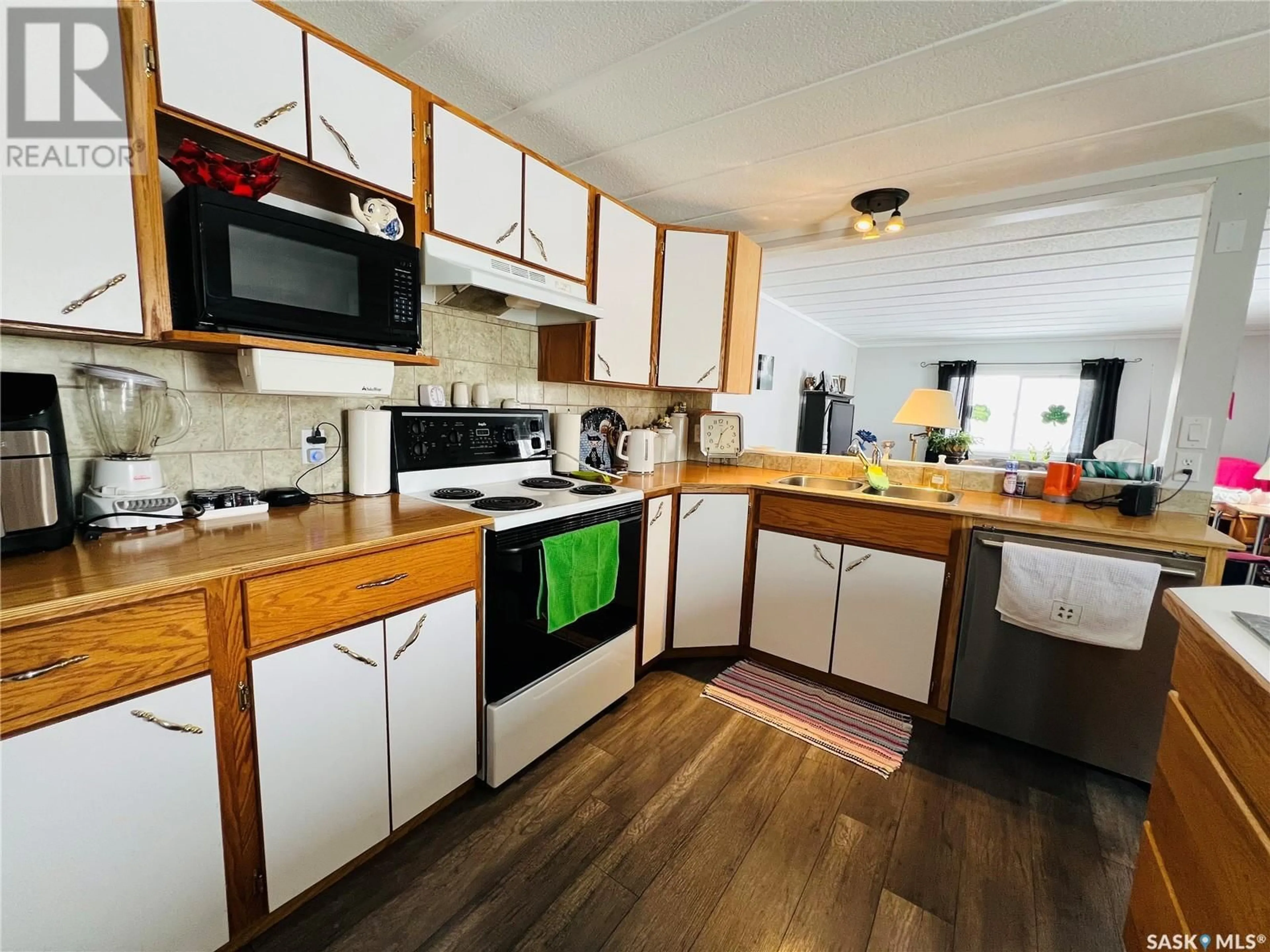 Standard kitchen, wood/laminate floor for 11 PRAIRIE SUN COURT, Swift Current Saskatchewan S9H3X6