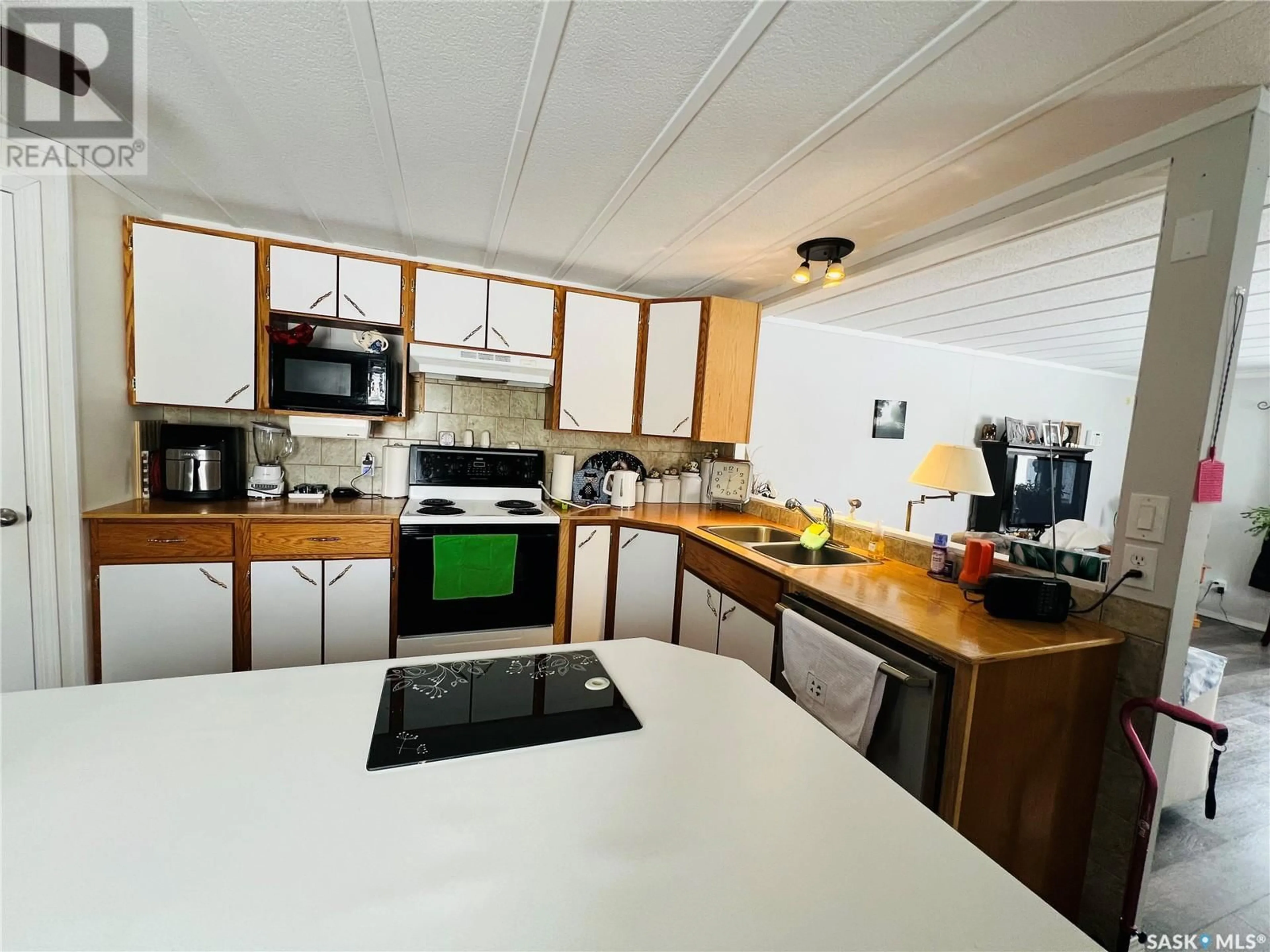 Standard kitchen, unknown for 11 PRAIRIE SUN COURT, Swift Current Saskatchewan S9H3X6
