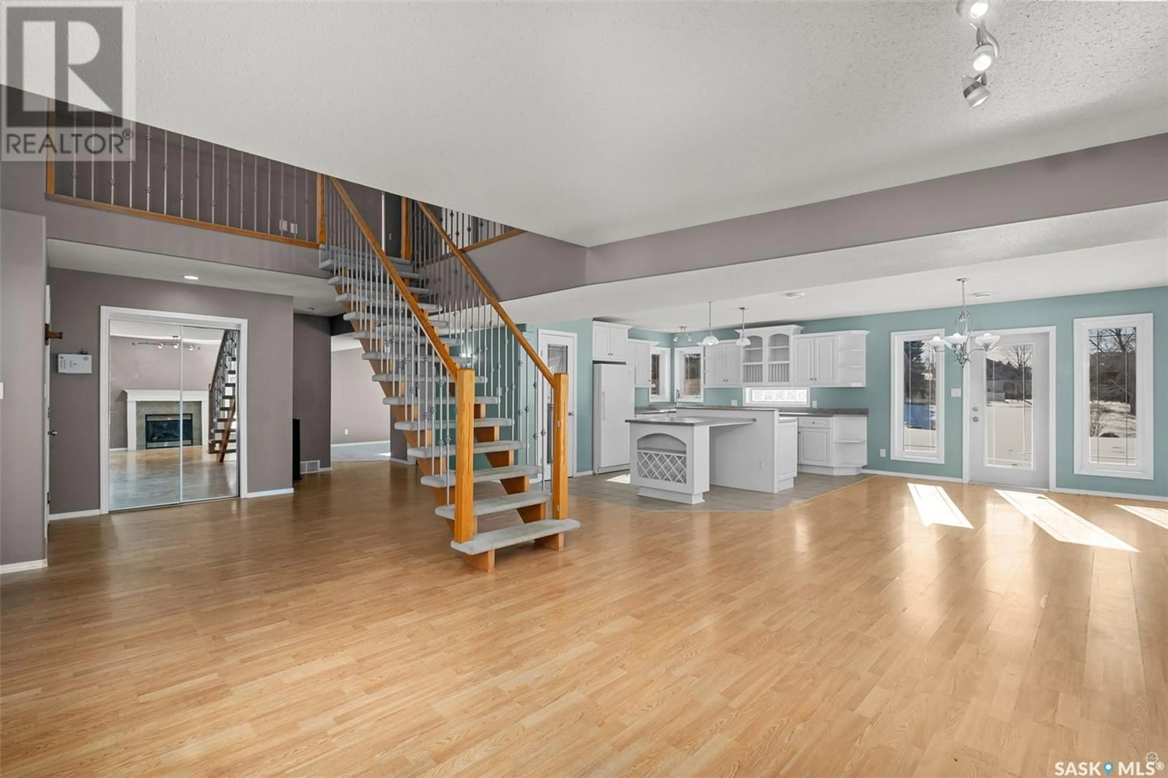 Indoor foyer for 28 TELFER BAY, Prince Albert Saskatchewan S6X1C4