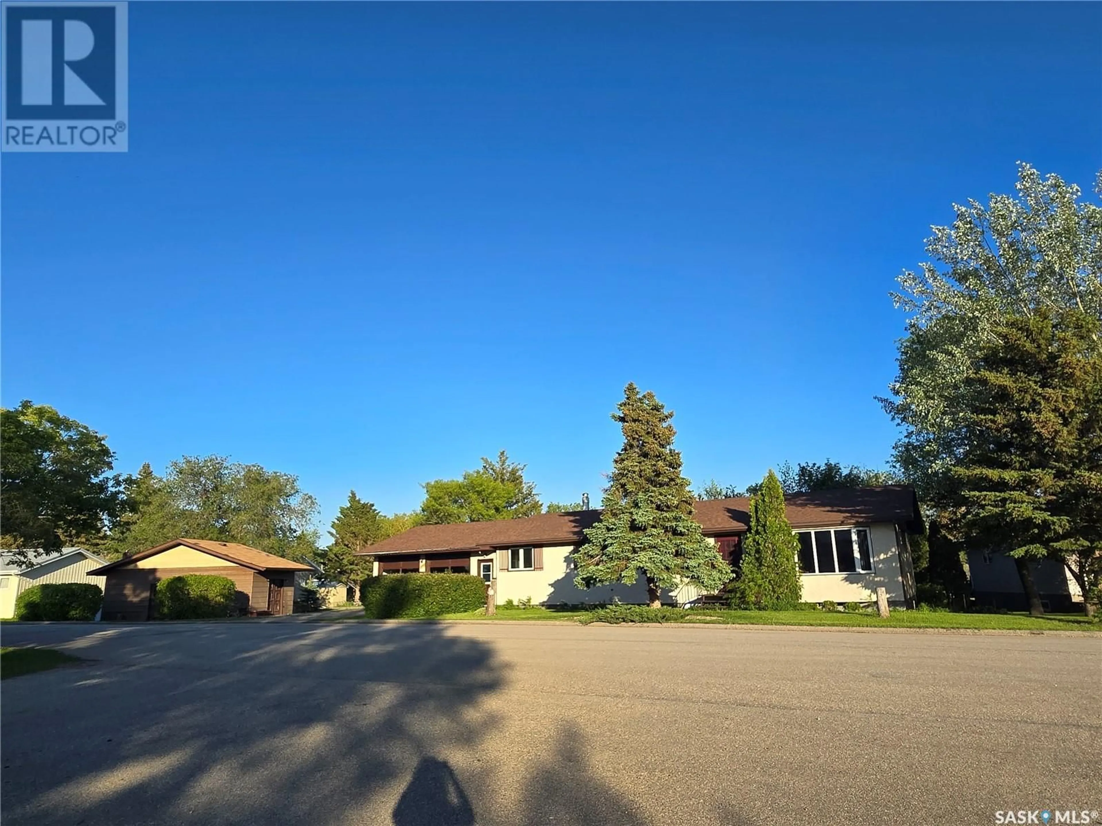A pic from outside/outdoor area/front of a property/back of a property/a pic from drone, street for 100 LUNDY PLACE, Stoughton Saskatchewan S0G4T0