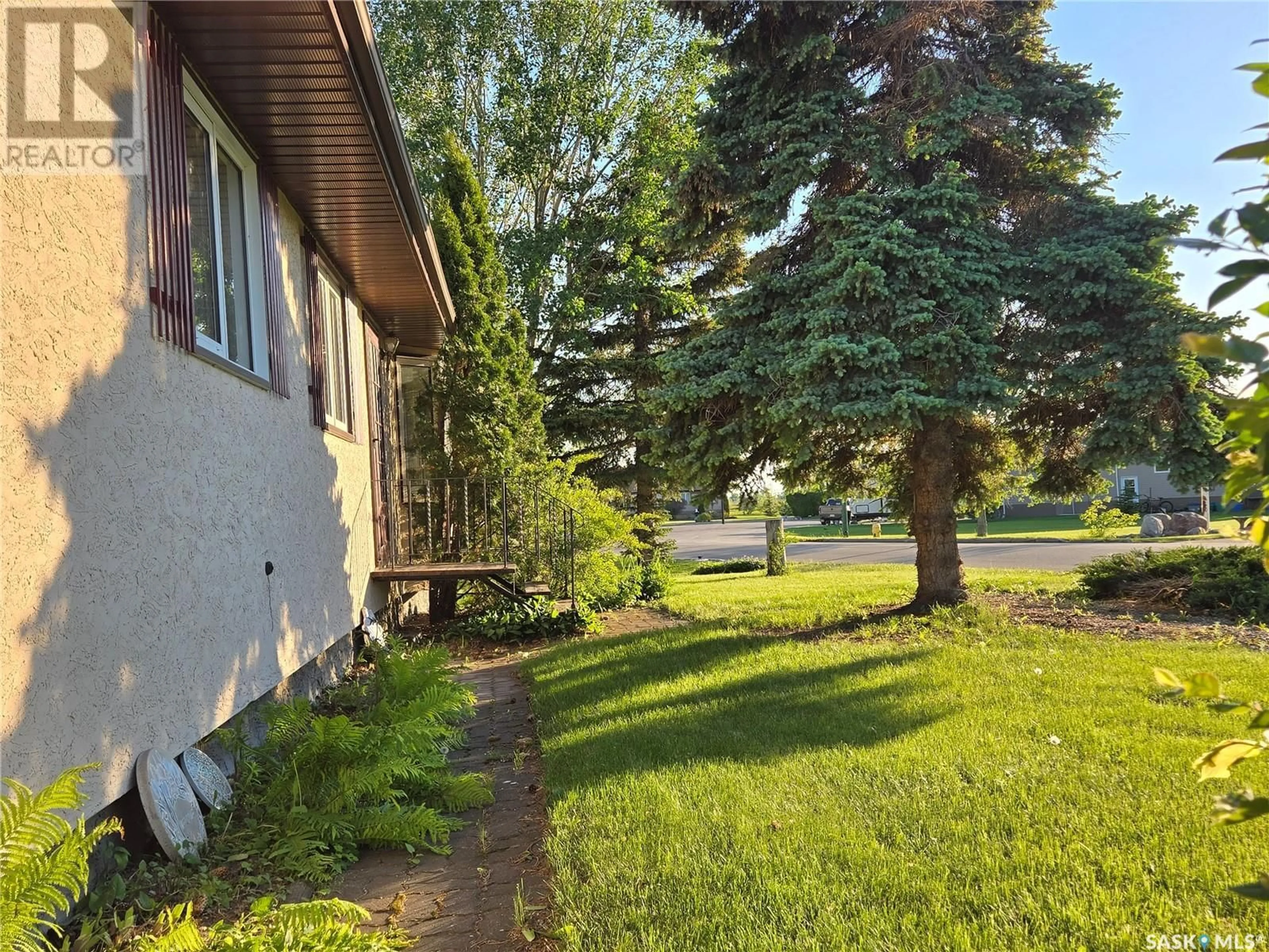 A pic from outside/outdoor area/front of a property/back of a property/a pic from drone, street for 100 LUNDY PLACE, Stoughton Saskatchewan S0G4T0