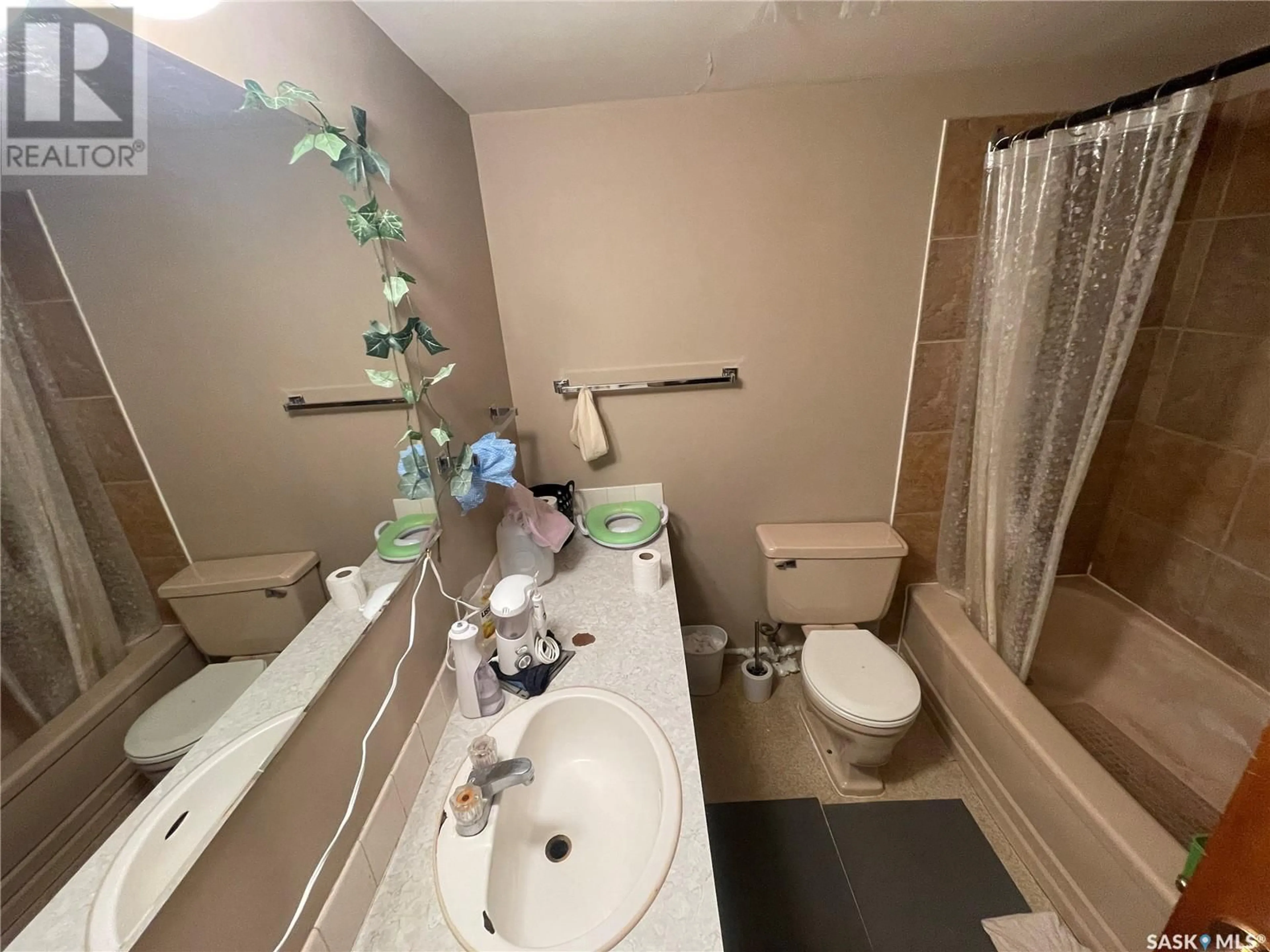 Standard bathroom, unknown for 5 - 2620 5TH AVENUE, Regina Saskatchewan S4R5E5