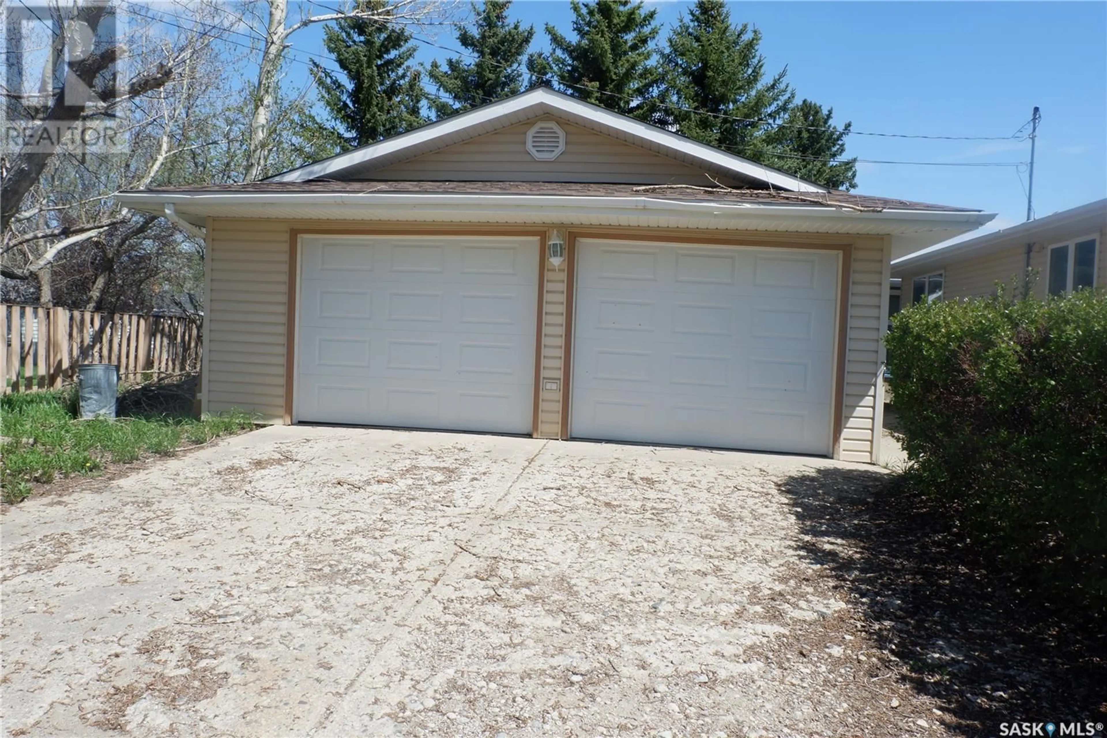 Indoor garage for 100 Wood CRESCENT, Assiniboia Saskatchewan S0H0B0