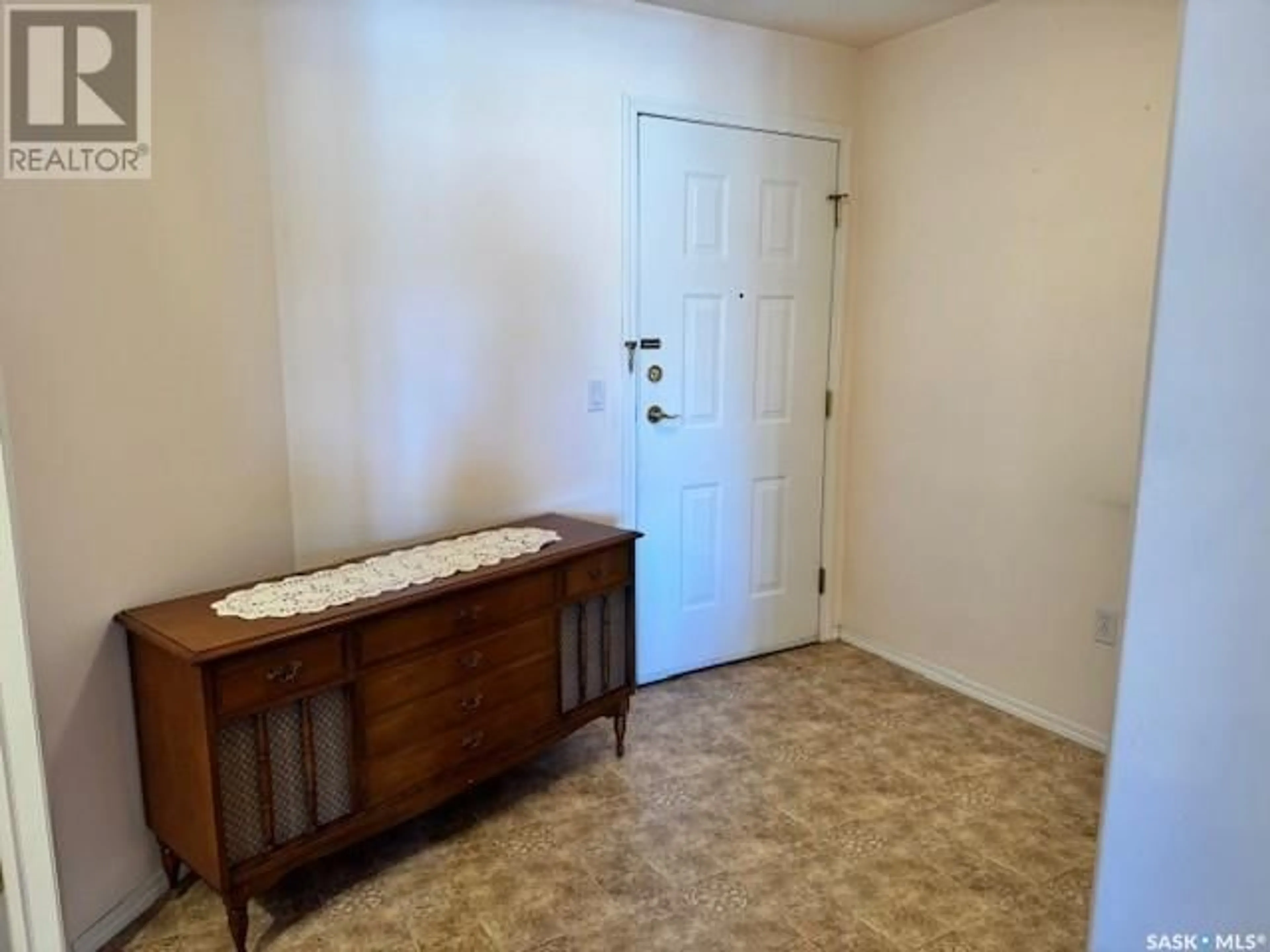 Indoor entryway for 304 2217 ANGUS STREET, Regina Saskatchewan S4T2A3