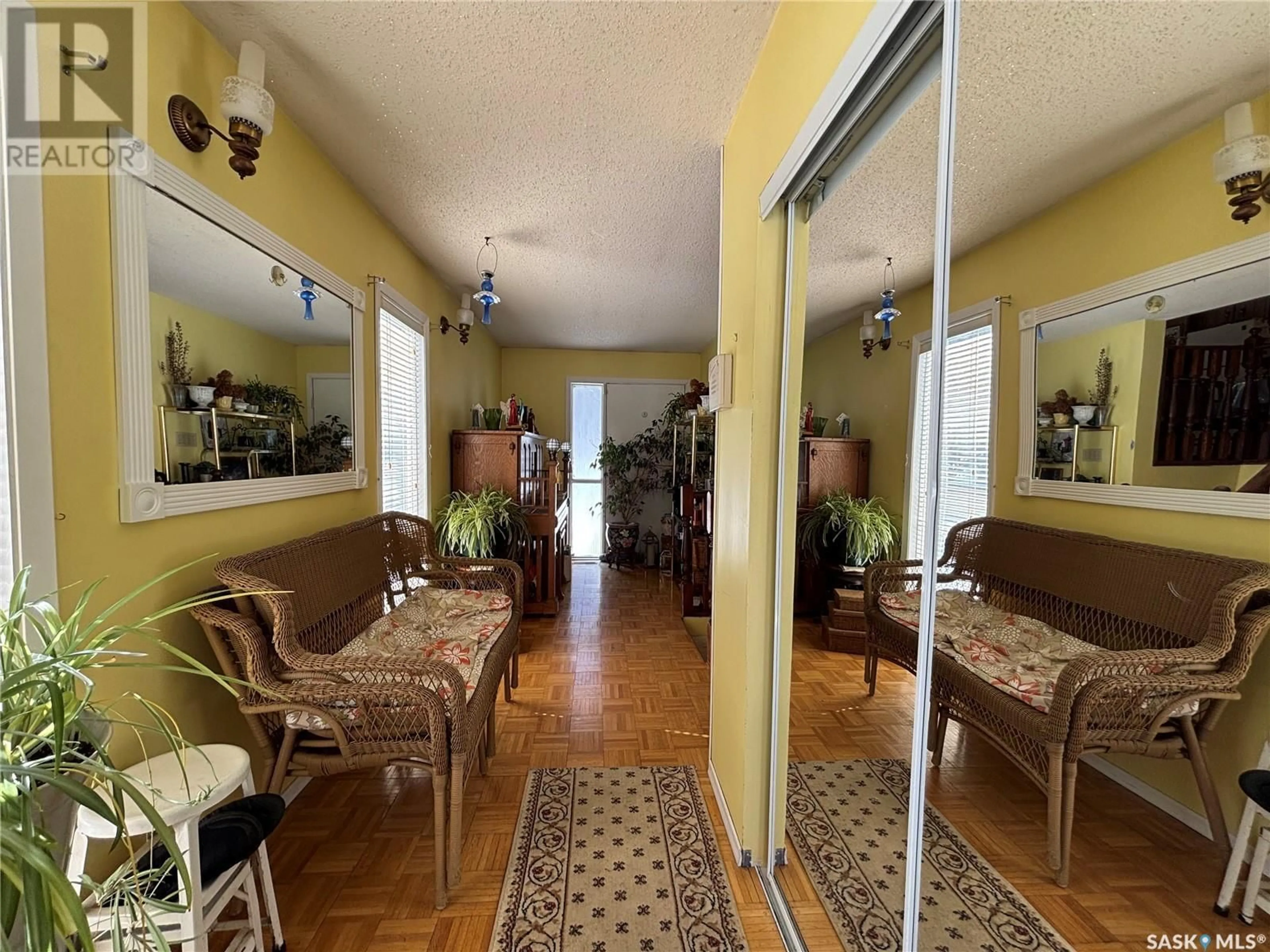 Indoor foyer for 609 10TH STREET, Nipawin Saskatchewan S0E1E0
