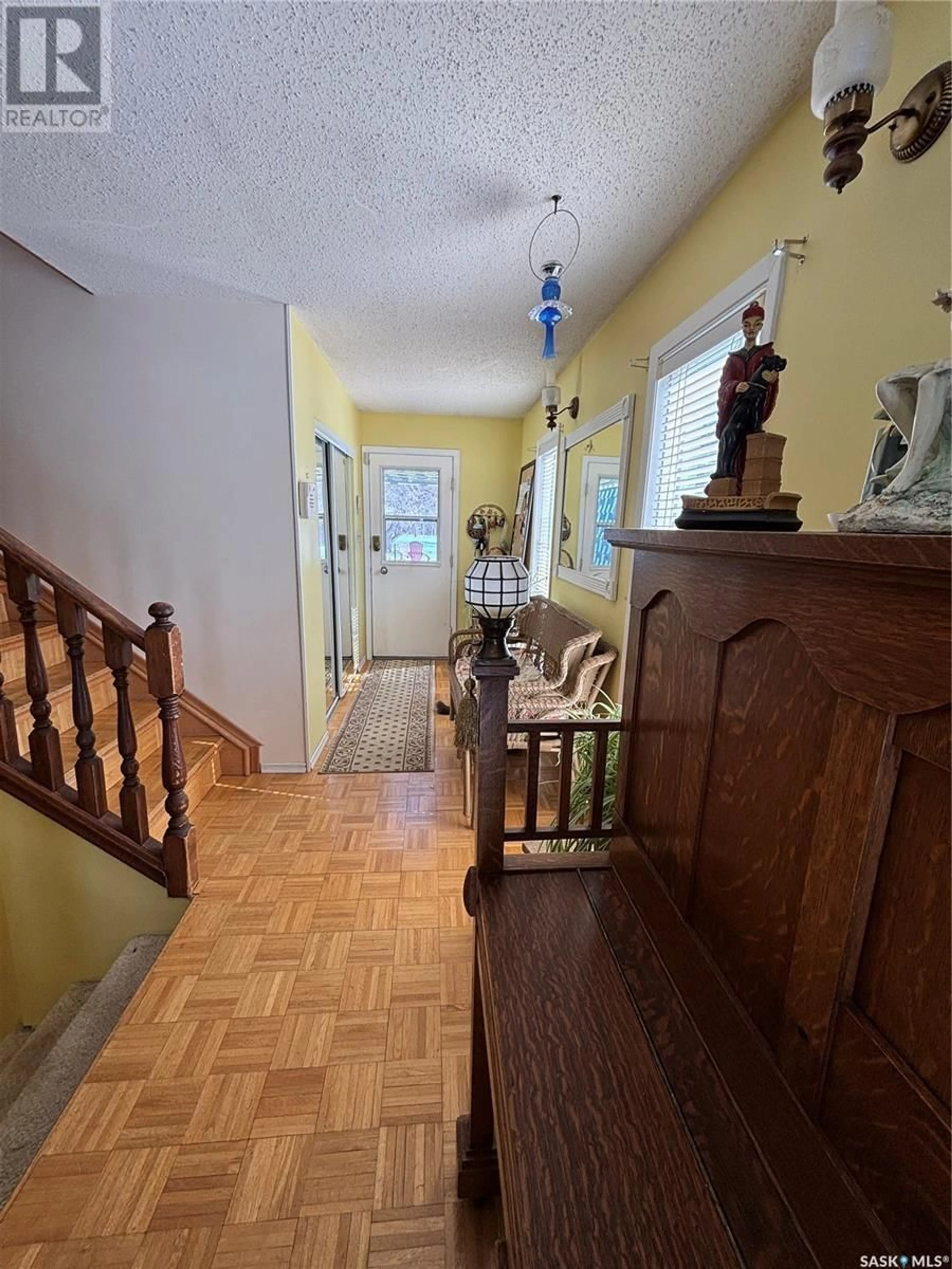 Indoor foyer for 609 10TH STREET, Nipawin Saskatchewan S0E1E0