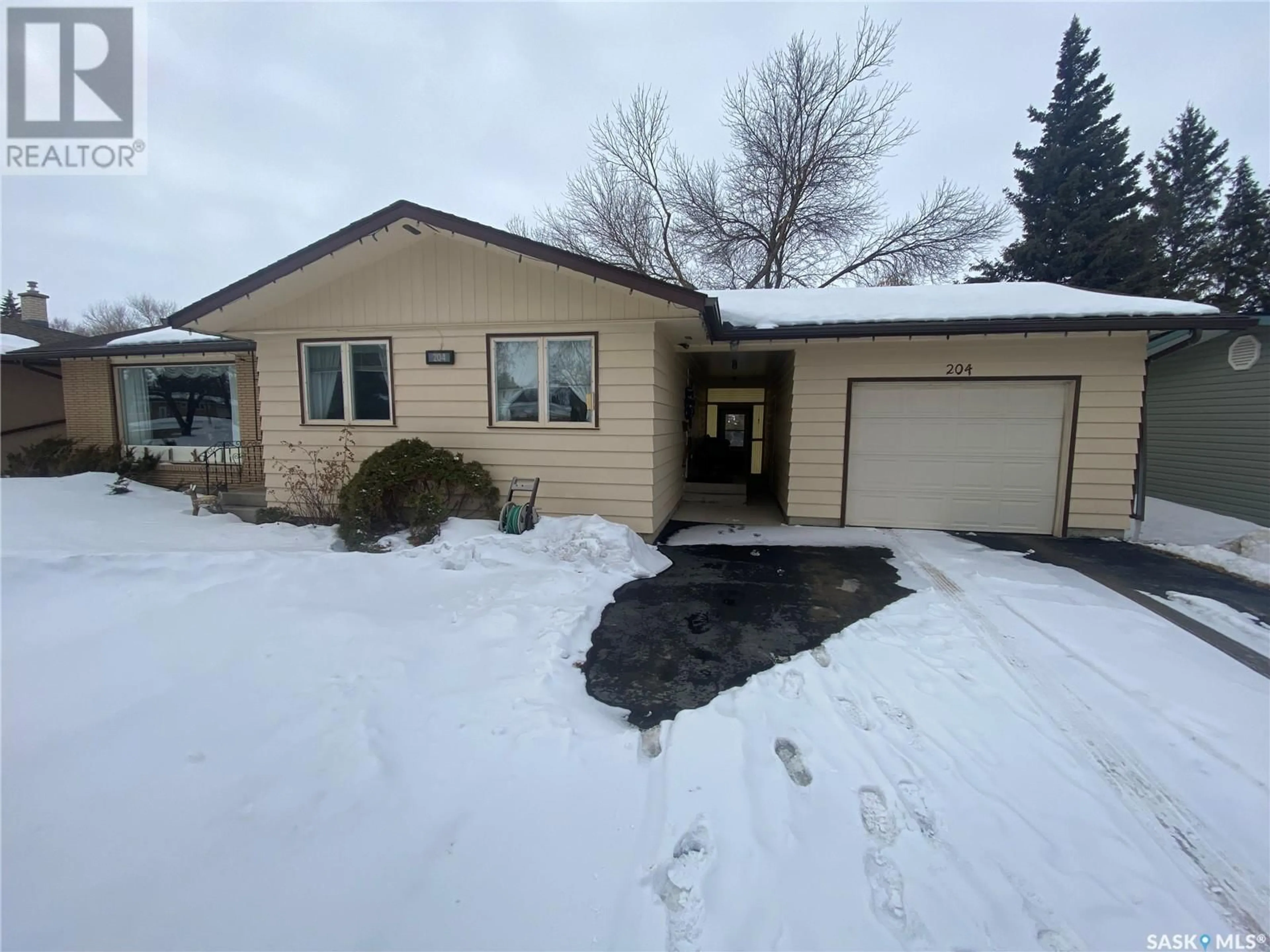 Home with vinyl exterior material, street for 204 Circlebrooke DRIVE, Yorkton Saskatchewan S3N2S7