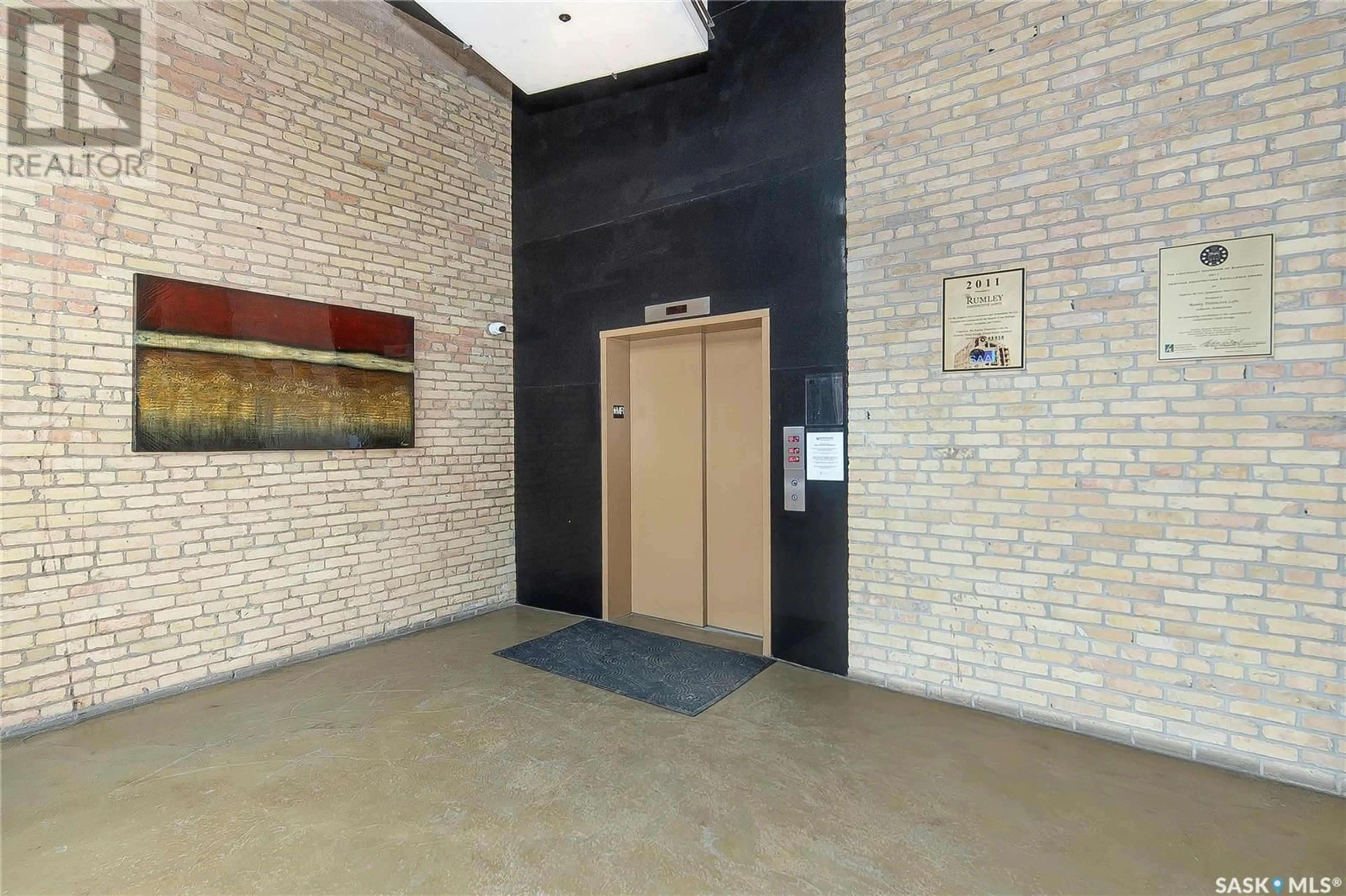 Indoor foyer for 73 - 404 24TH STREET, Saskatoon Saskatchewan S7K0K3