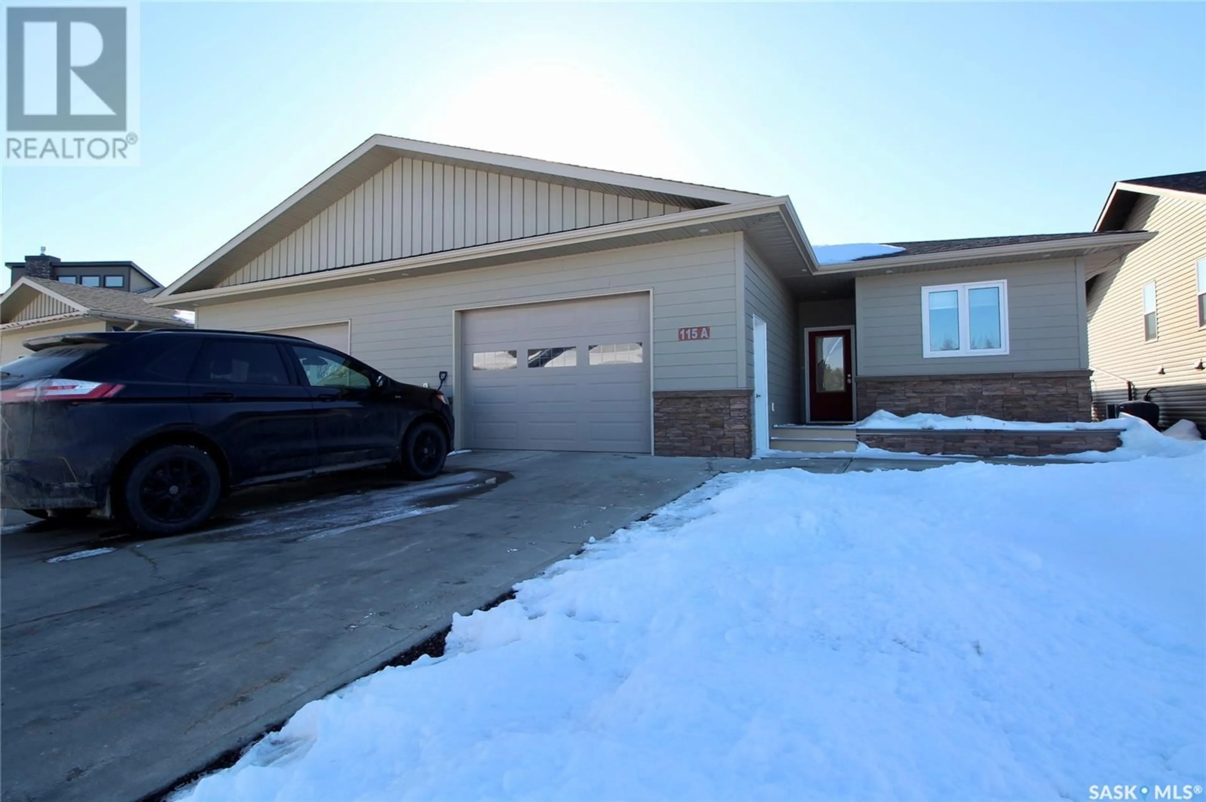 Indoor garage for 115A Dorchester PLACE, Moosomin Saskatchewan S0G3N0