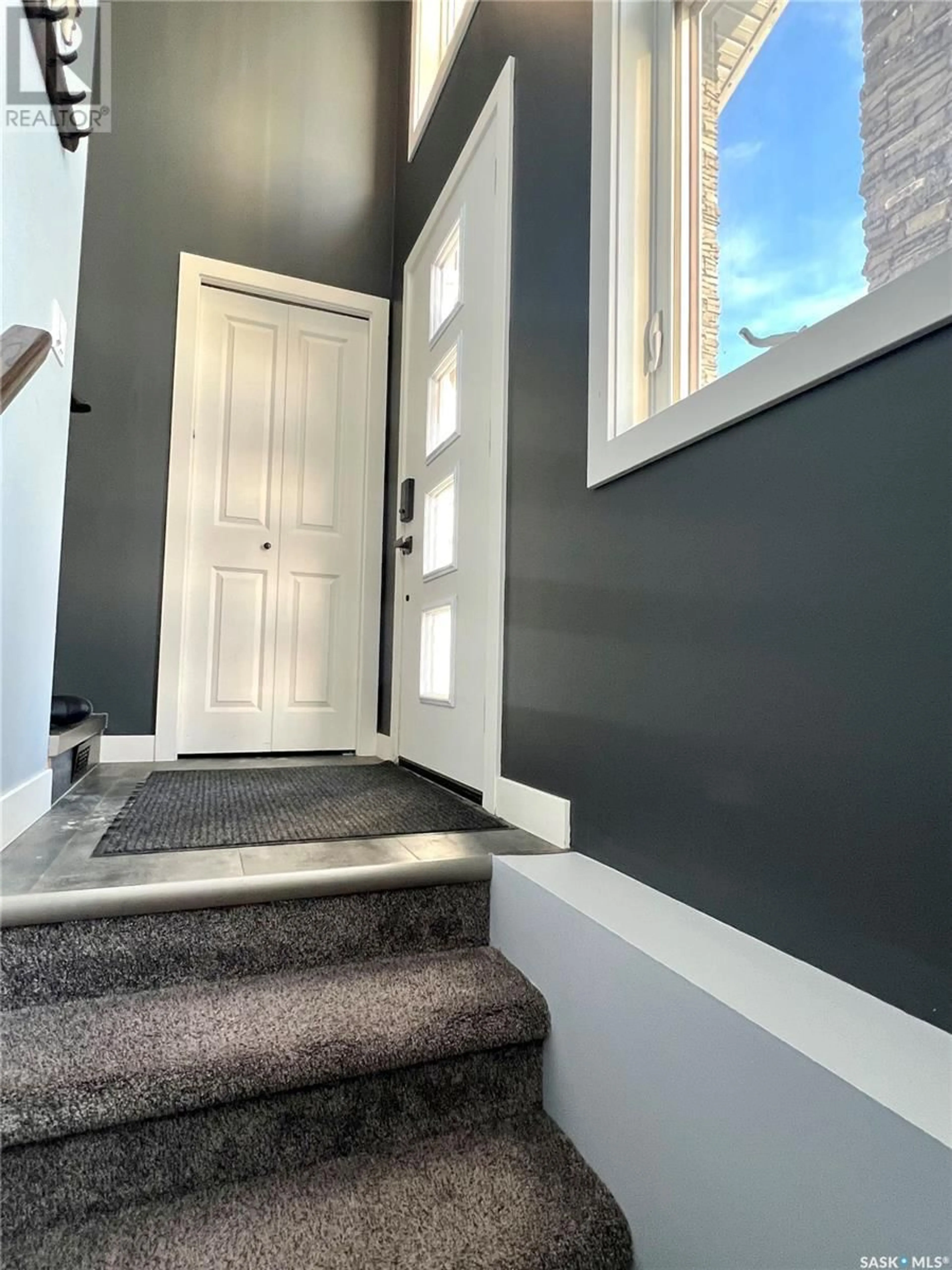 Indoor entryway for 617 DOUGLAS DRIVE, Swift Current Saskatchewan S9H5R6