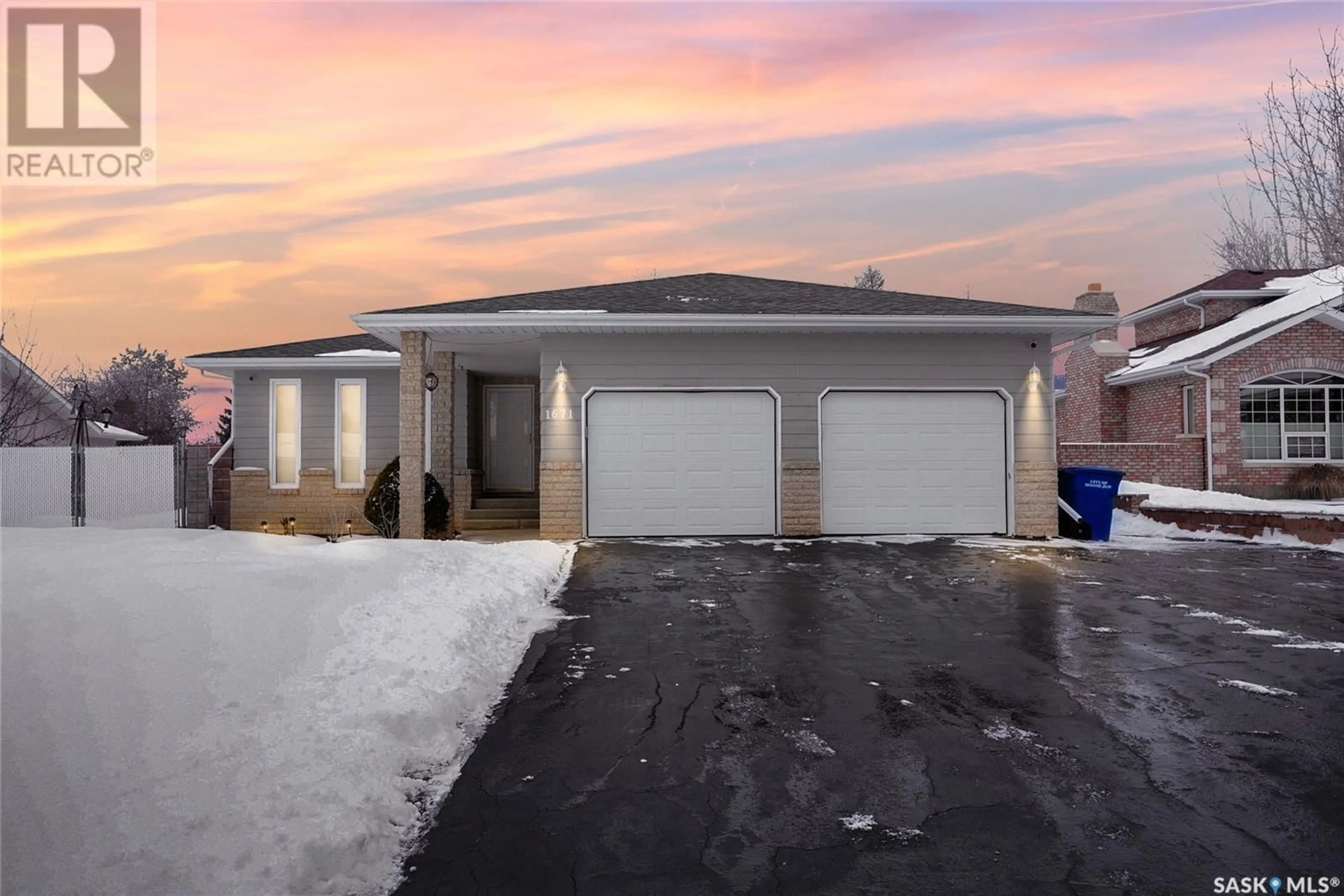 Indoor garage for 1671 General CRESCENT, Moose Jaw Saskatchewan S6H6M2