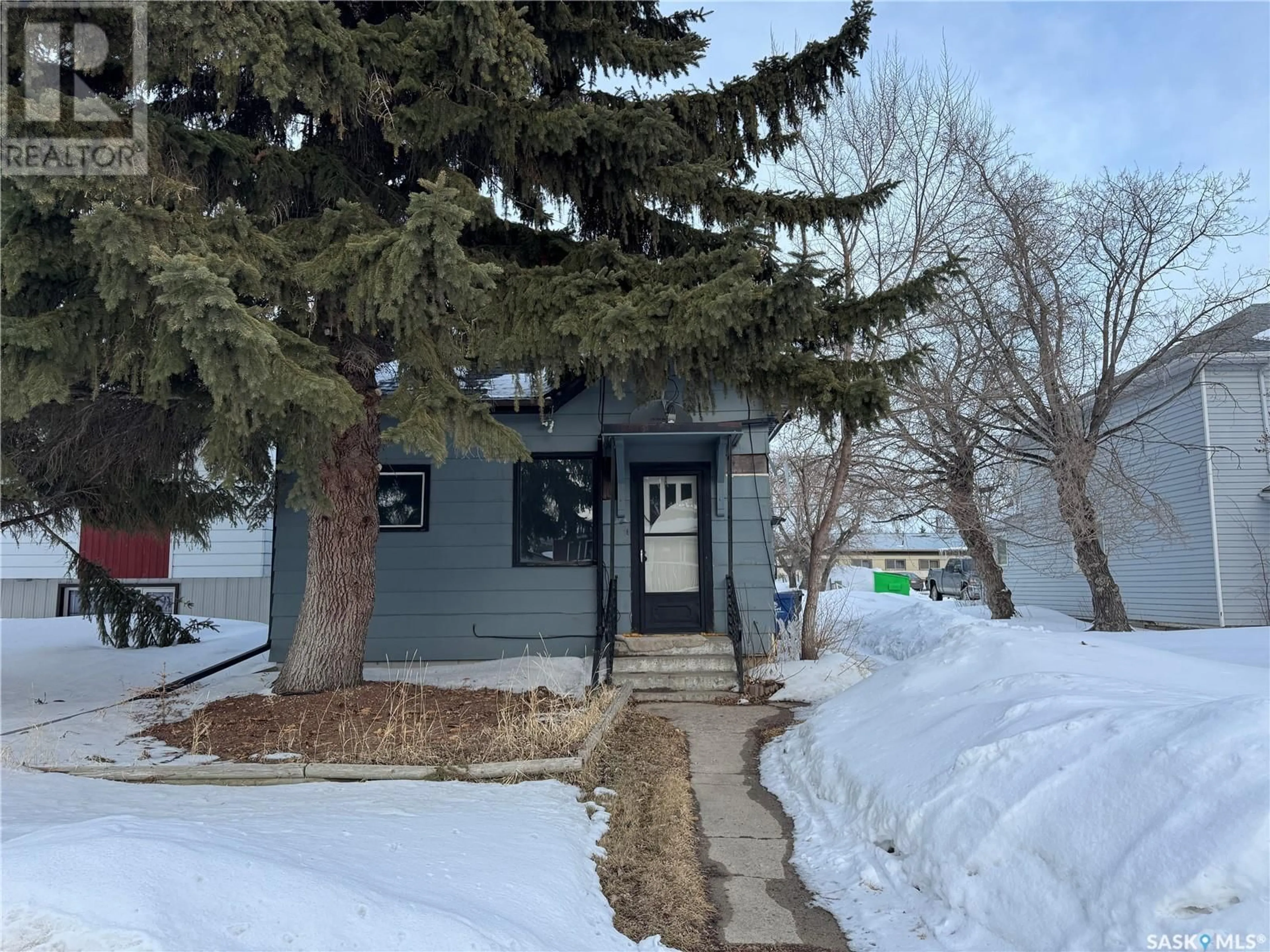 A pic from outside/outdoor area/front of a property/back of a property/a pic from drone, street for 307 1st STREET W, Wynyard Saskatchewan S0A4T0