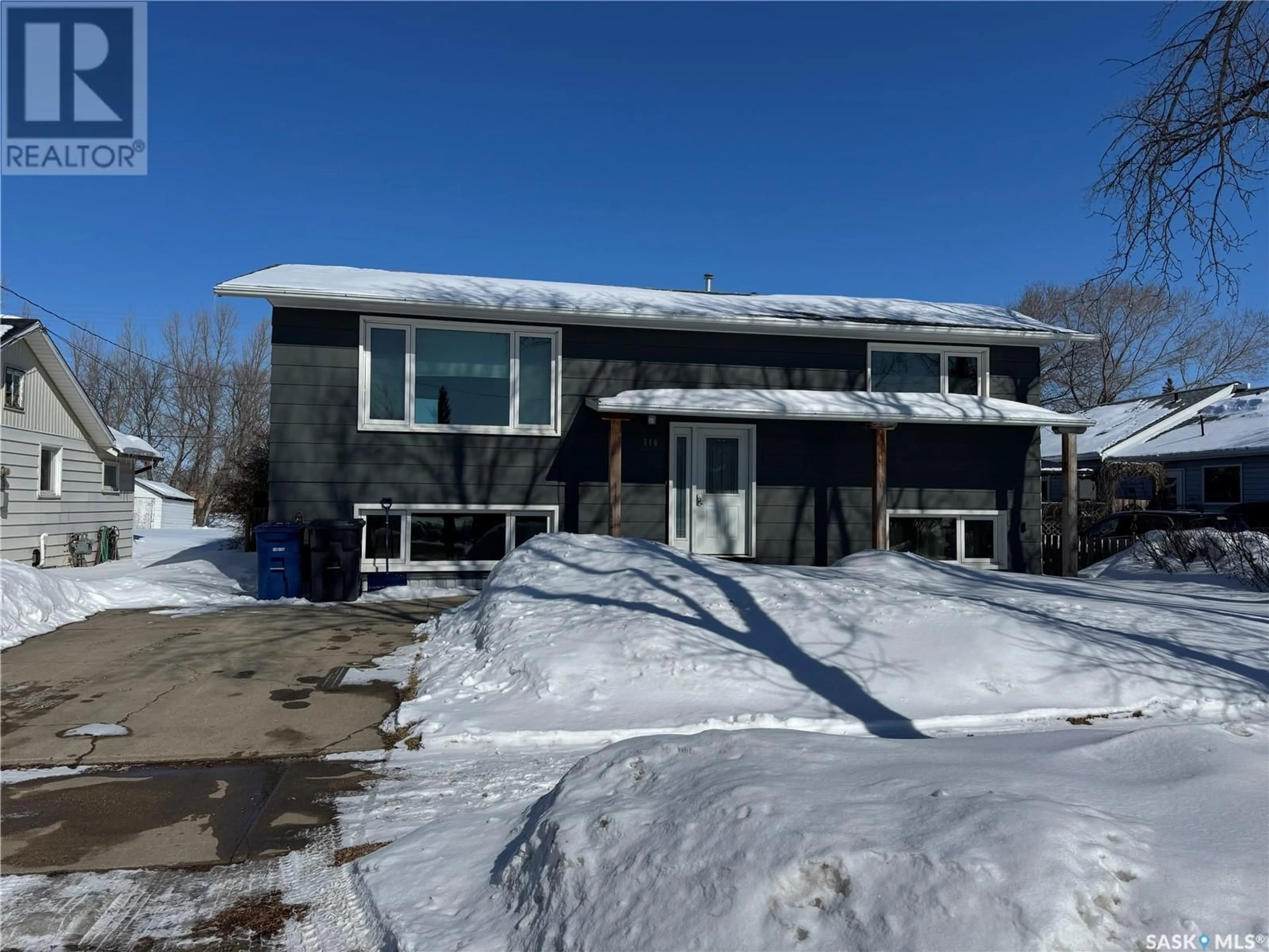 A pic from outside/outdoor area/front of a property/back of a property/a pic from drone, street for 516 B AVENUE E, Wynyard Saskatchewan S0A4T0