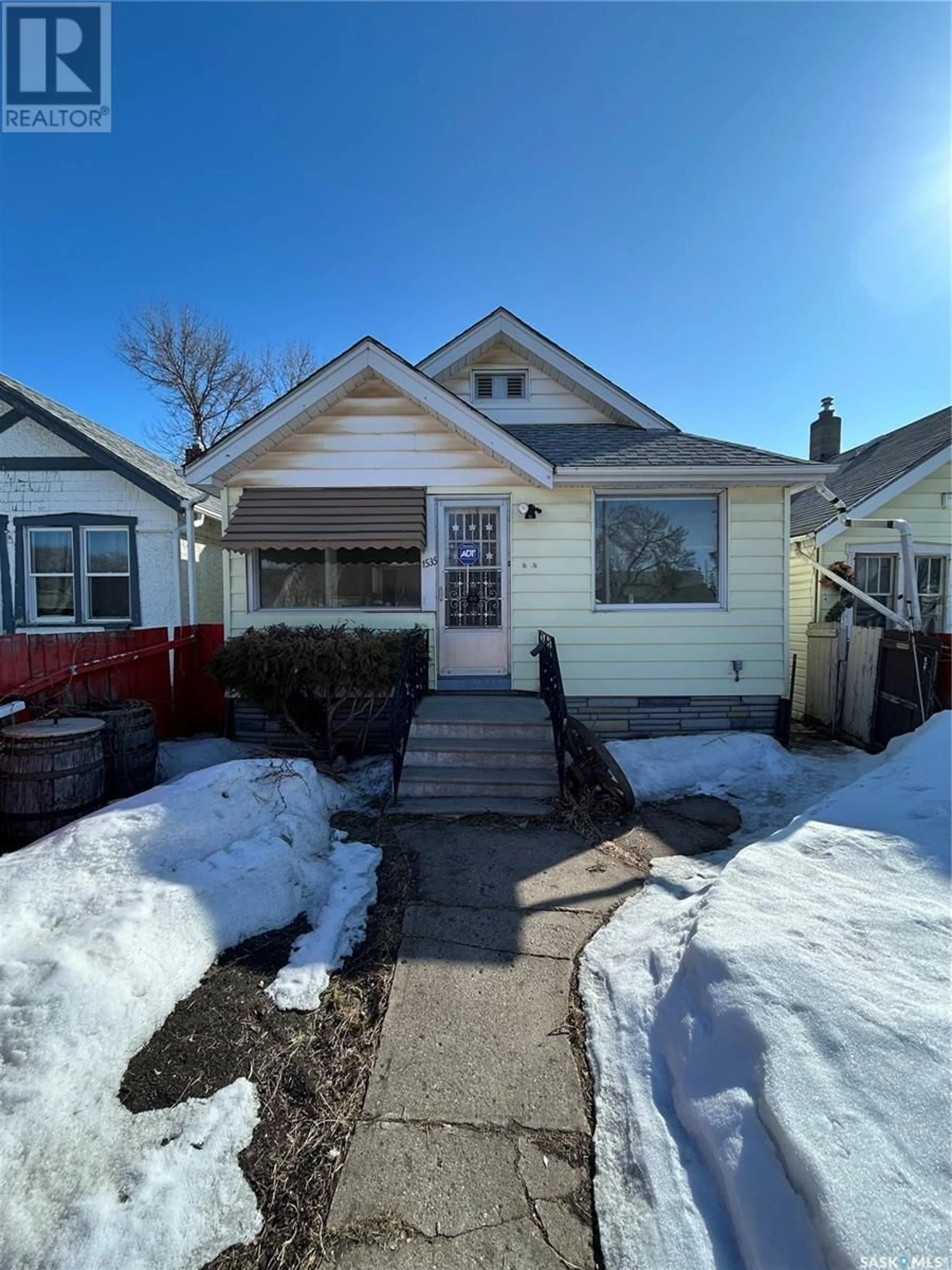 Home with vinyl exterior material, street for 1535 ELPHINSTONE STREET, Regina Saskatchewan S4T3M9