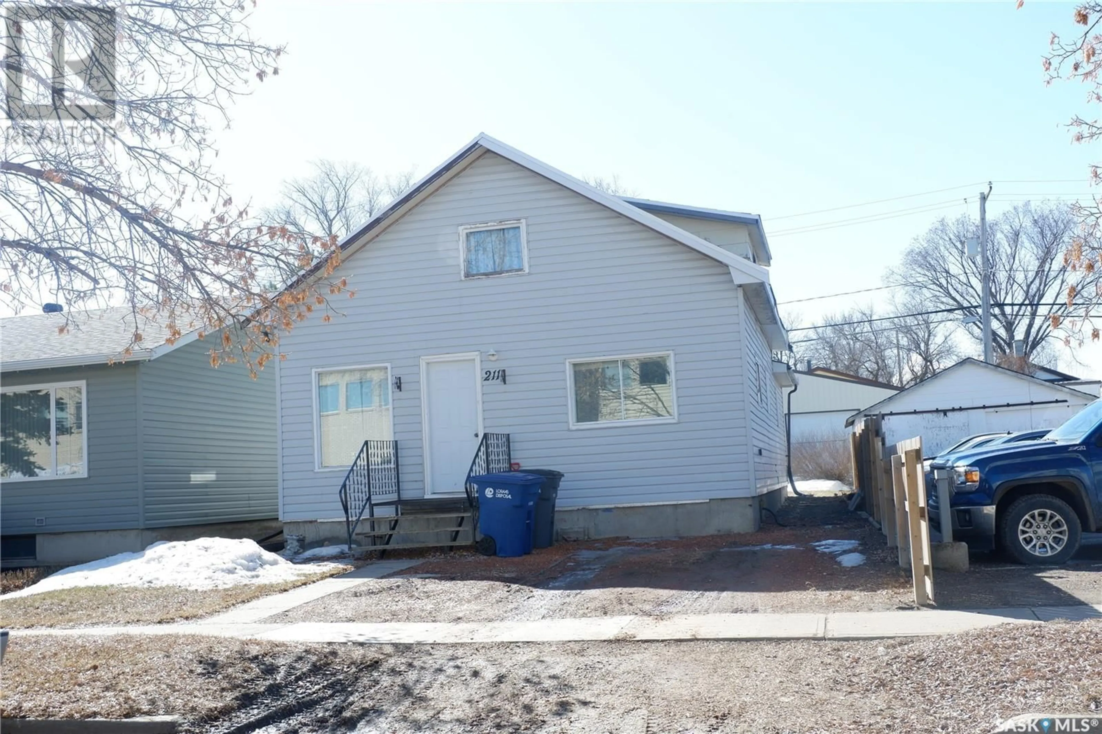 Home with vinyl exterior material, street for 211 4th AVENUE W, Assiniboia Saskatchewan S0H0B0