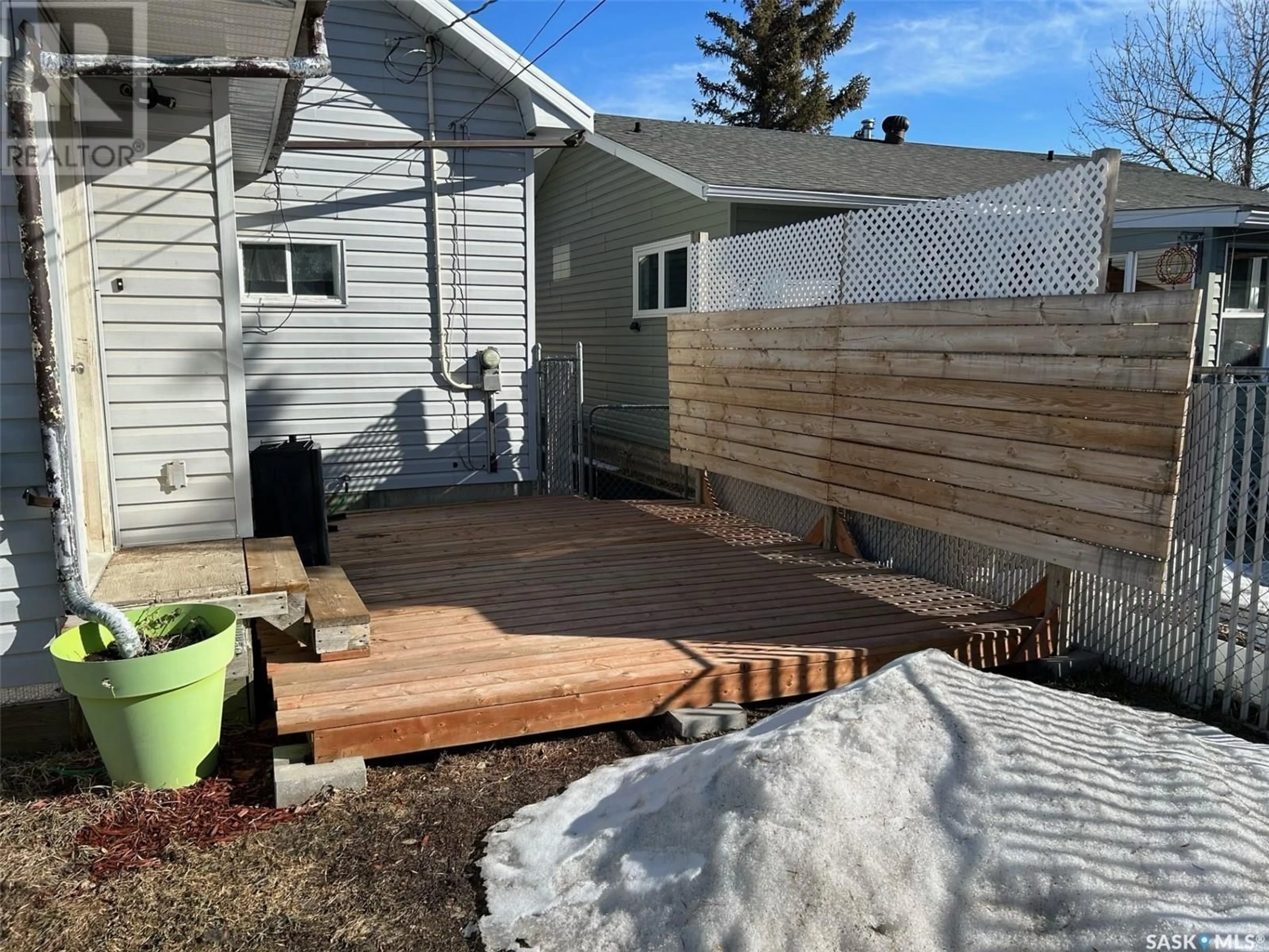 Patio, street for 211 4th AVENUE W, Assiniboia Saskatchewan S0H0B0