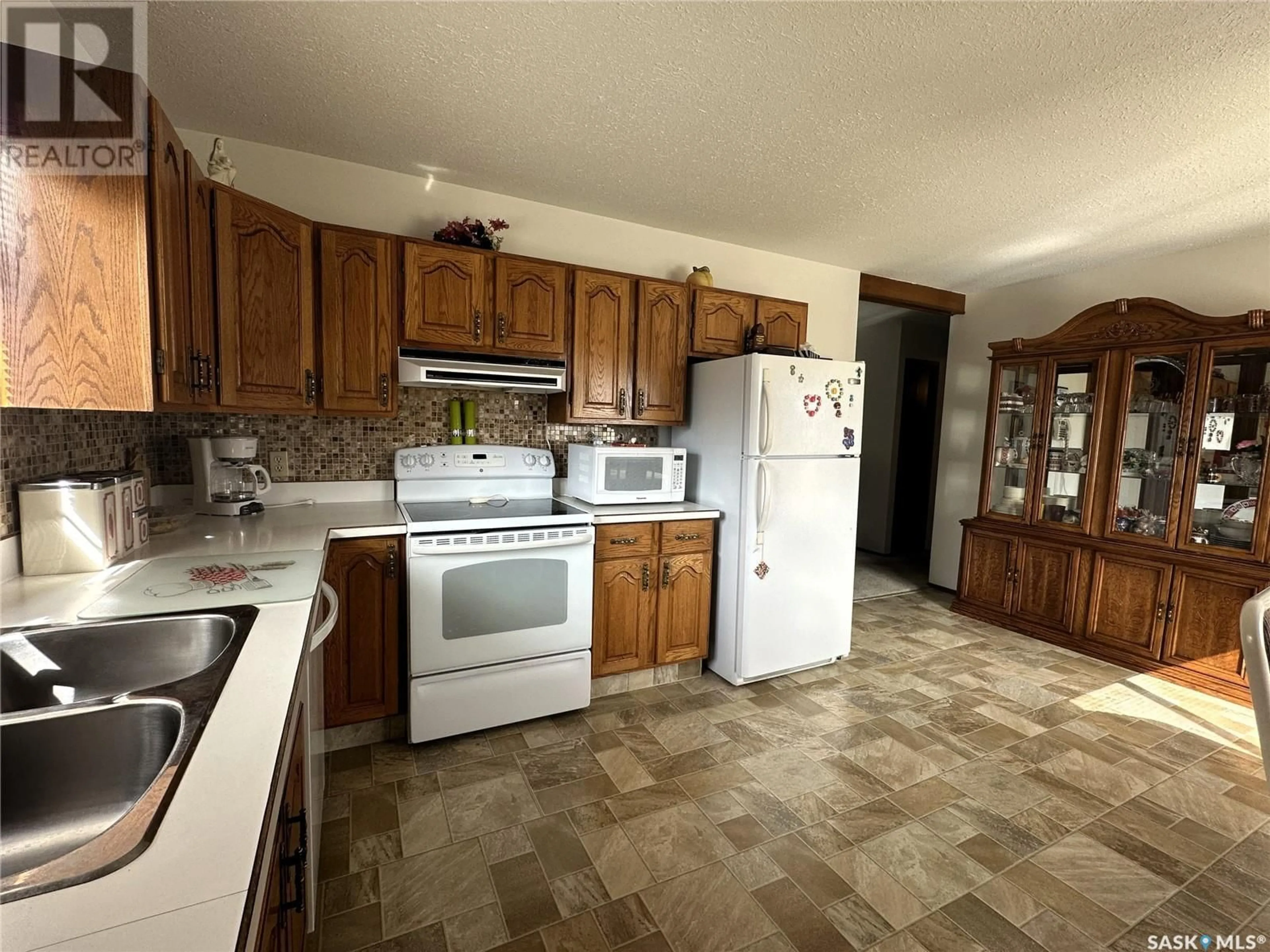 Standard kitchen, ceramic/tile floor for 211 7th STREET S, Wakaw Saskatchewan S0K4P0