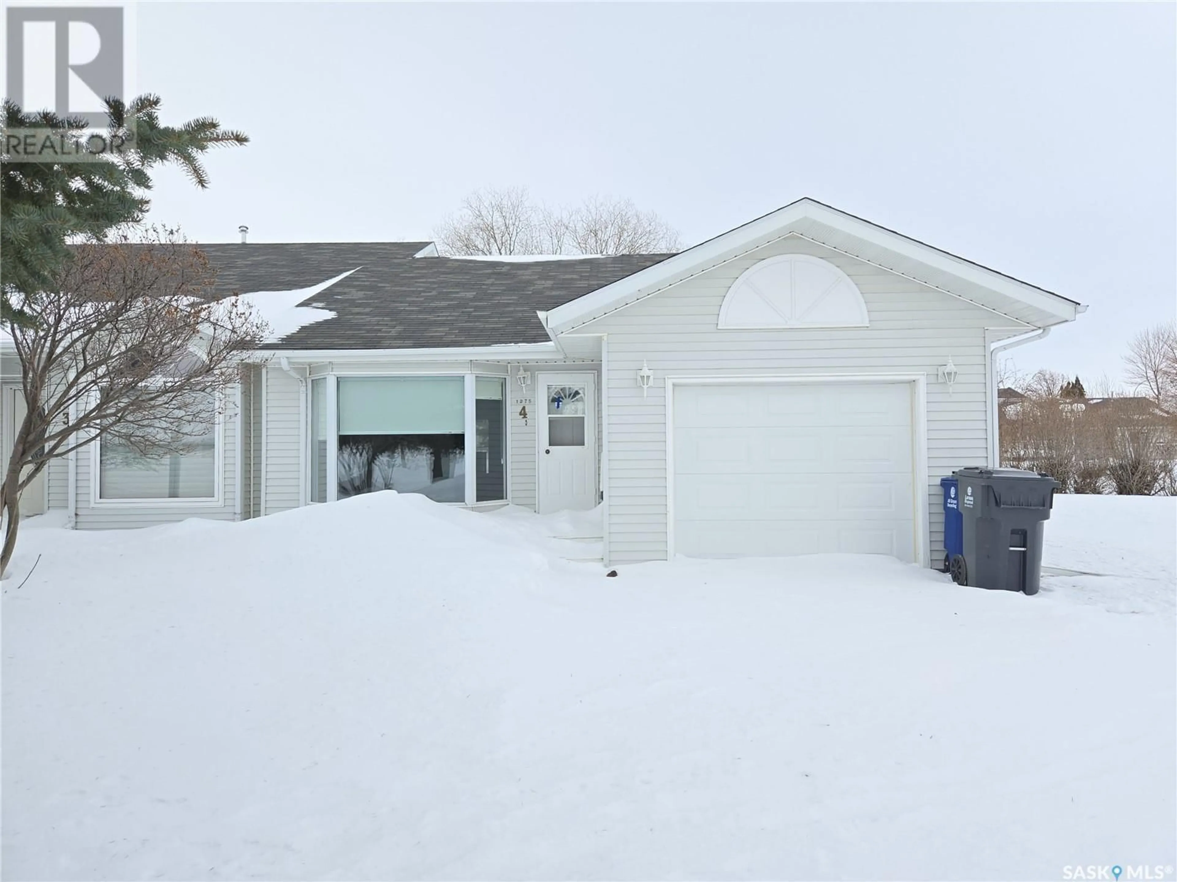 A pic from outside/outdoor area/front of a property/back of a property/a pic from drone, street for 12 1275 Aaro AVENUE, Elbow Saskatchewan S0H1J0