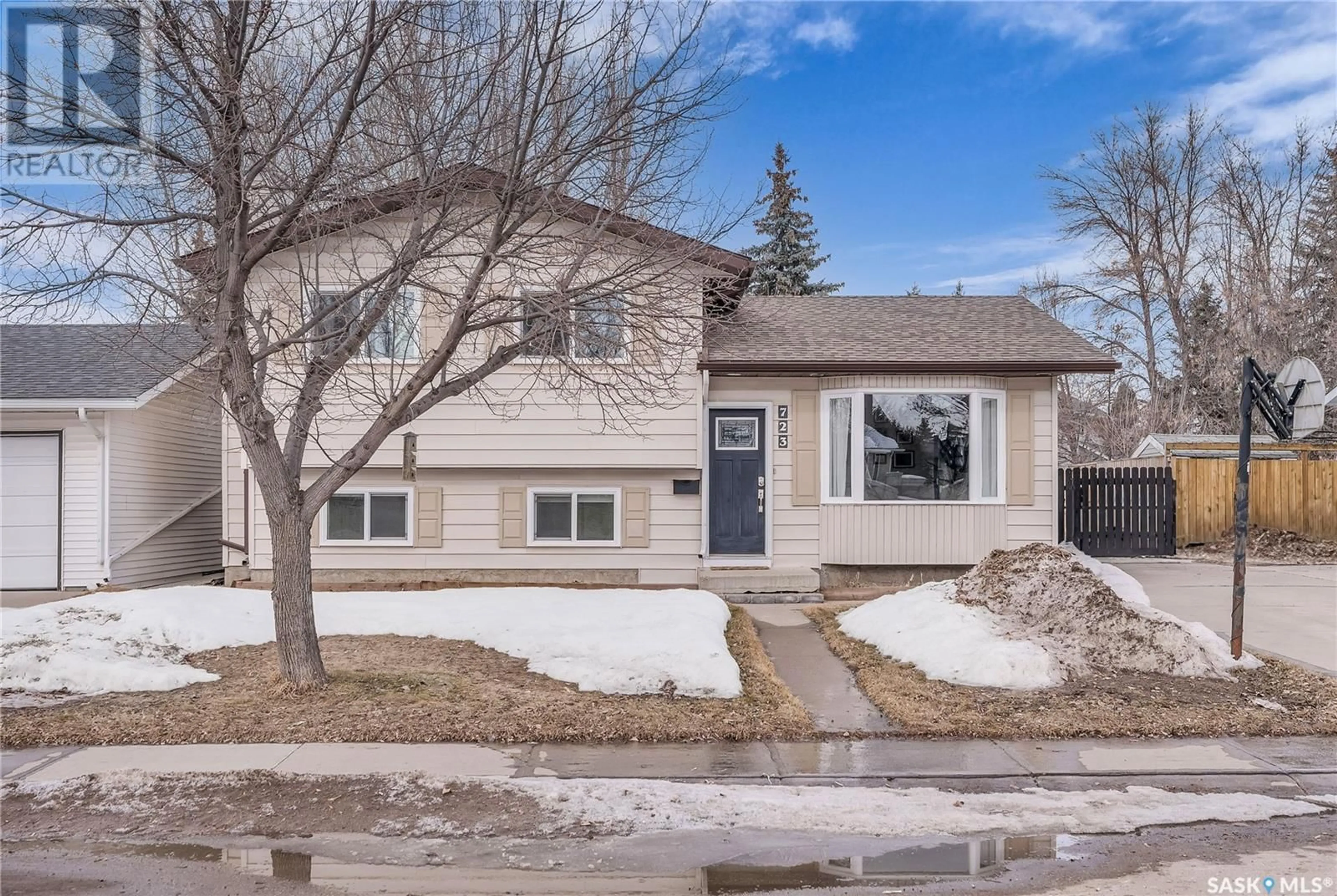 Home with vinyl exterior material, street for 723 Kerr ROAD, Saskatoon Saskatchewan S7N3S2