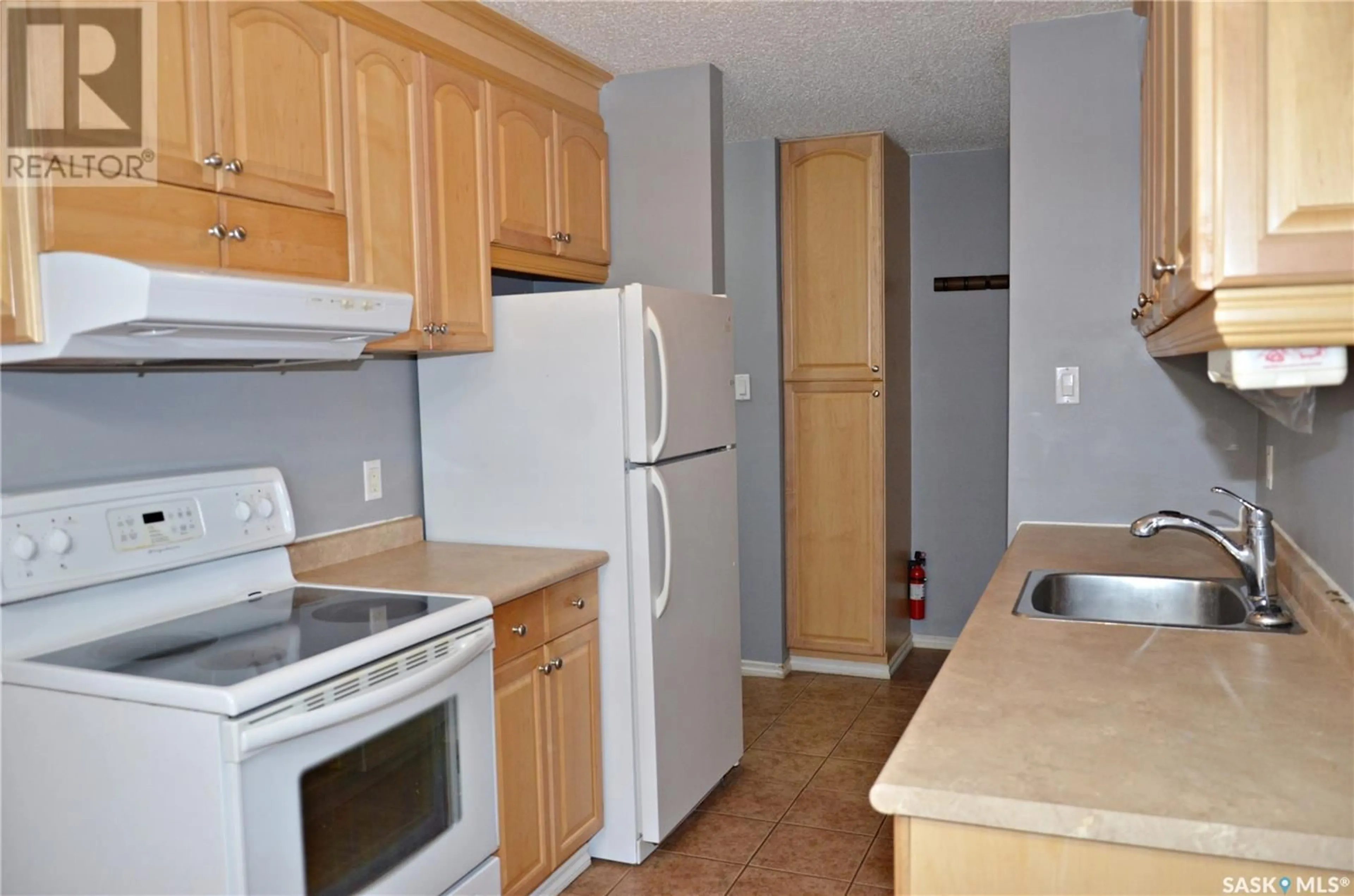 Standard kitchen, unknown for 317 3302 33rd STREET W, Saskatoon Saskatchewan S7L6S5