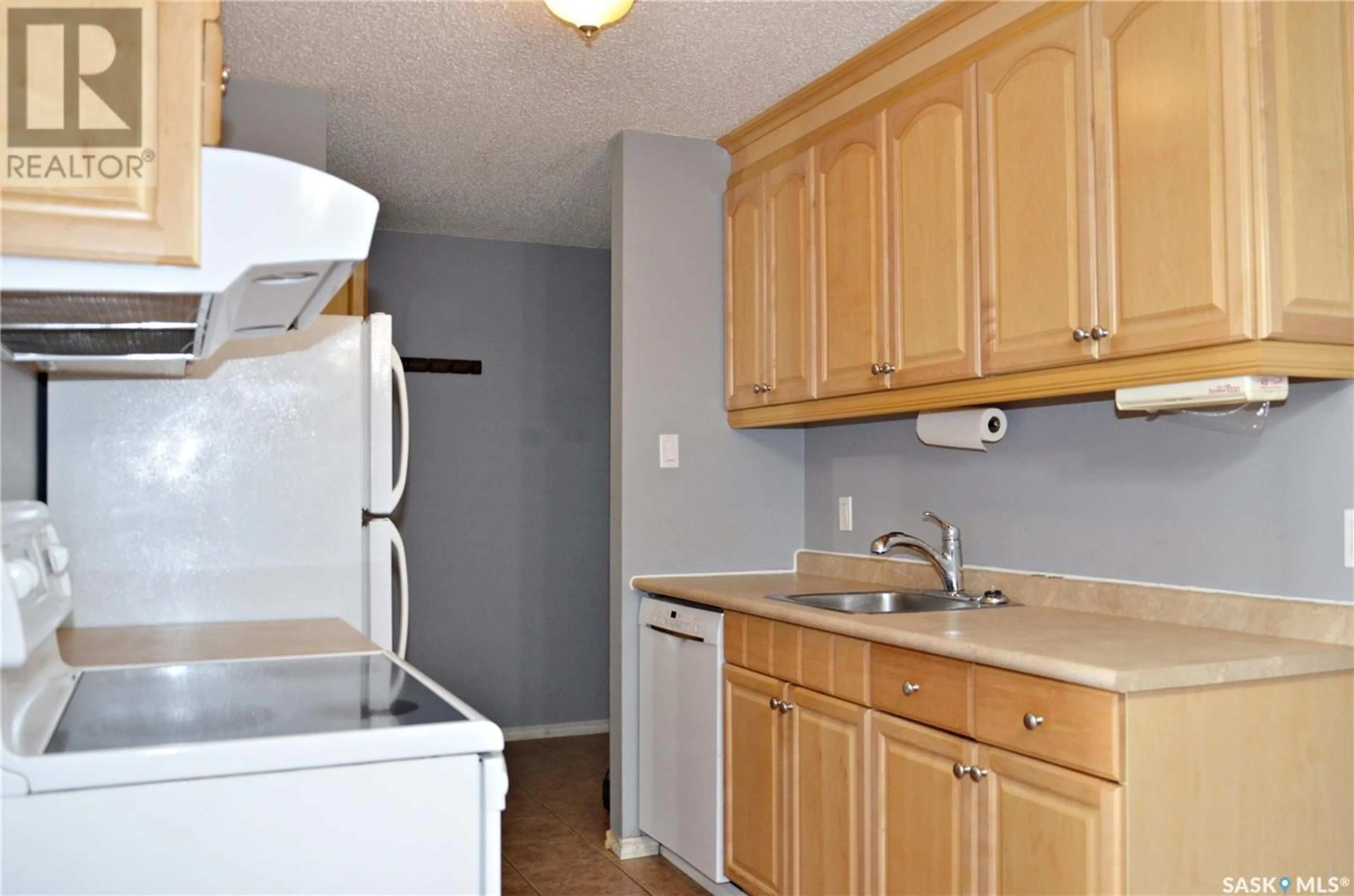 Standard kitchen, unknown for 317 3302 33rd STREET W, Saskatoon Saskatchewan S7L6S5