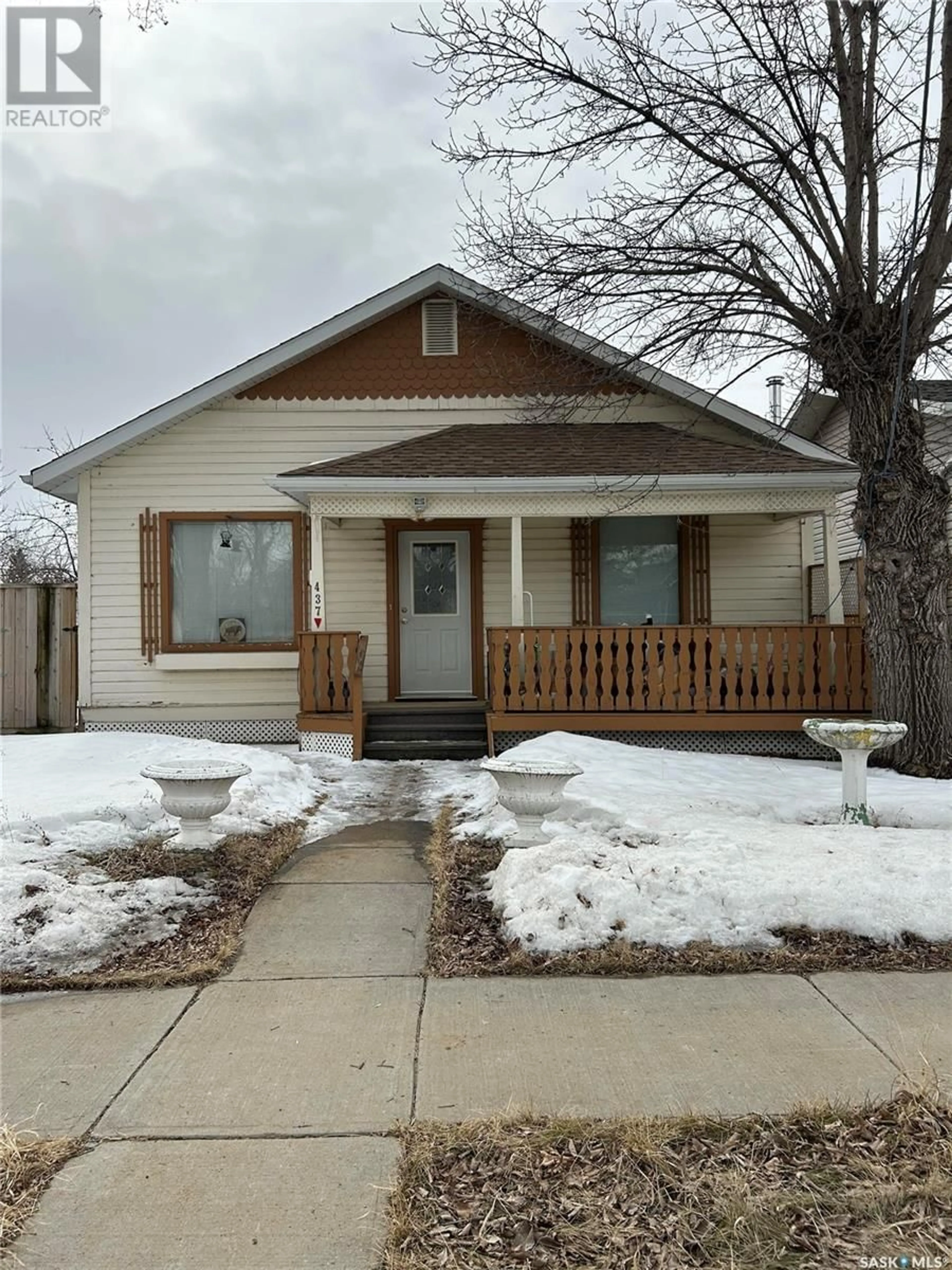 Home with vinyl exterior material, street for 437 Grandview STREET W, Moose Jaw Saskatchewan S6H5L2