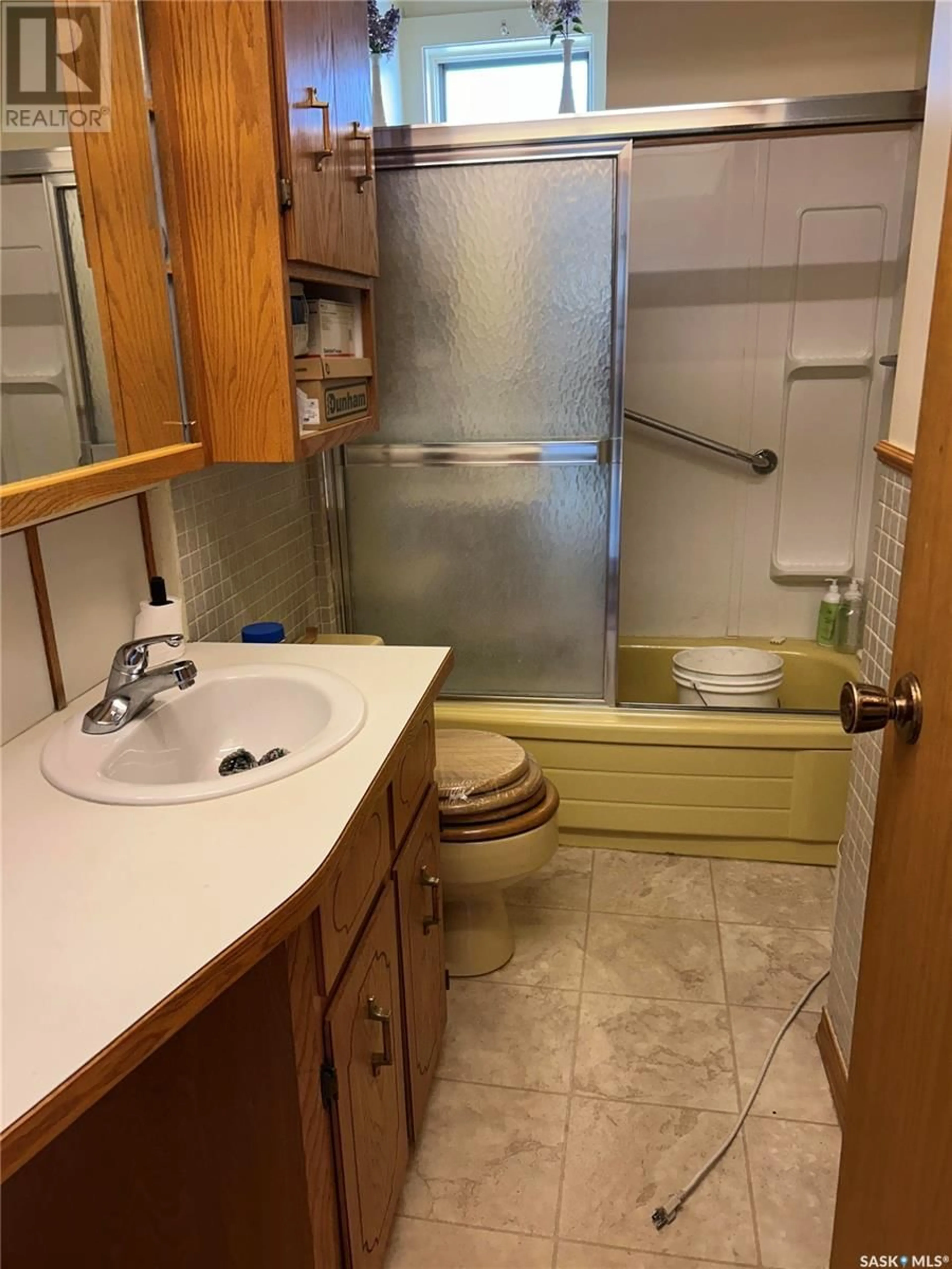 Standard bathroom, floor is not visible for 437 Grandview STREET W, Moose Jaw Saskatchewan S6H5L2